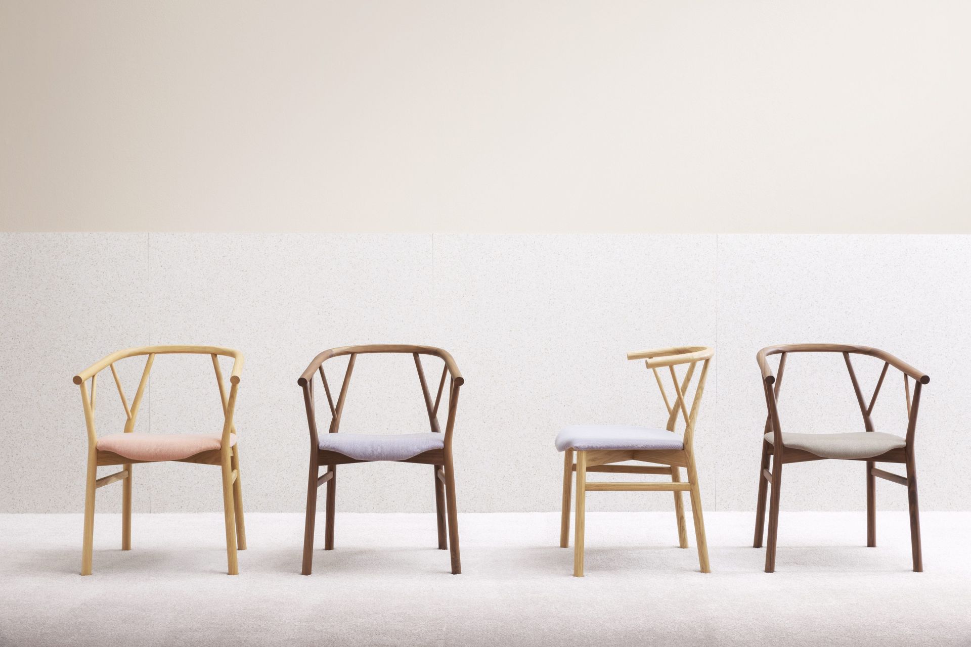 Miniforms Valerie Stühle im 2er-Set mit Armlehne, Holzgestell und Stoffbezug in verschiedenen Farben.