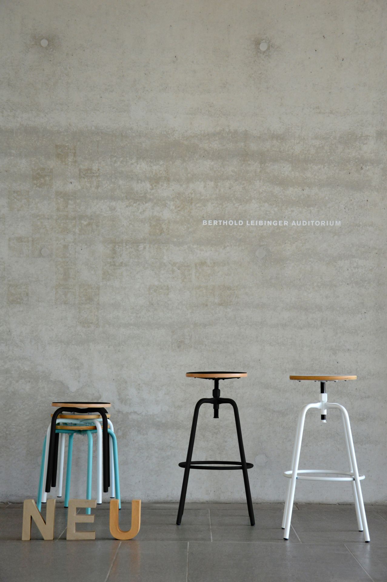 Paris Barhocker von Jan Kurtz, schwarz und weiß, höhenverstellbar, ideal als Drehhocker für Küche oder Bar.