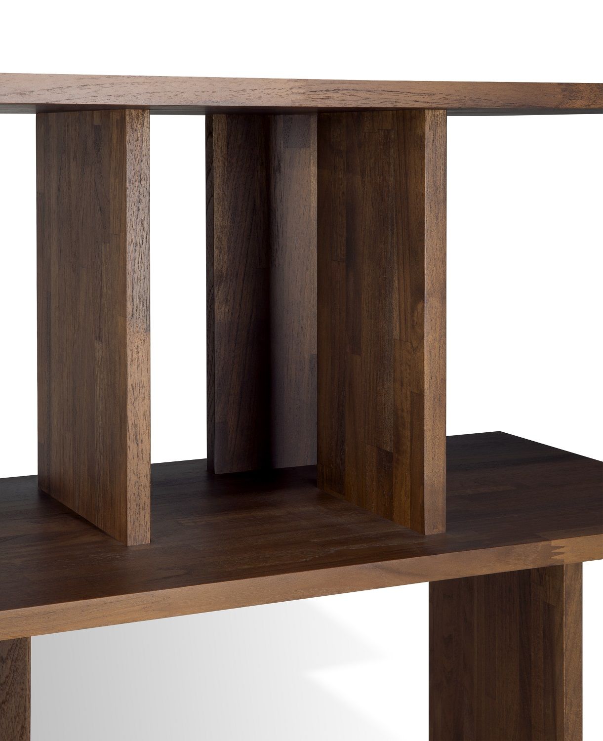 Detailaufnahme vom Ethnicraft Irregular Regal aus Teakholz in Dunkelbraun, modernes Design.