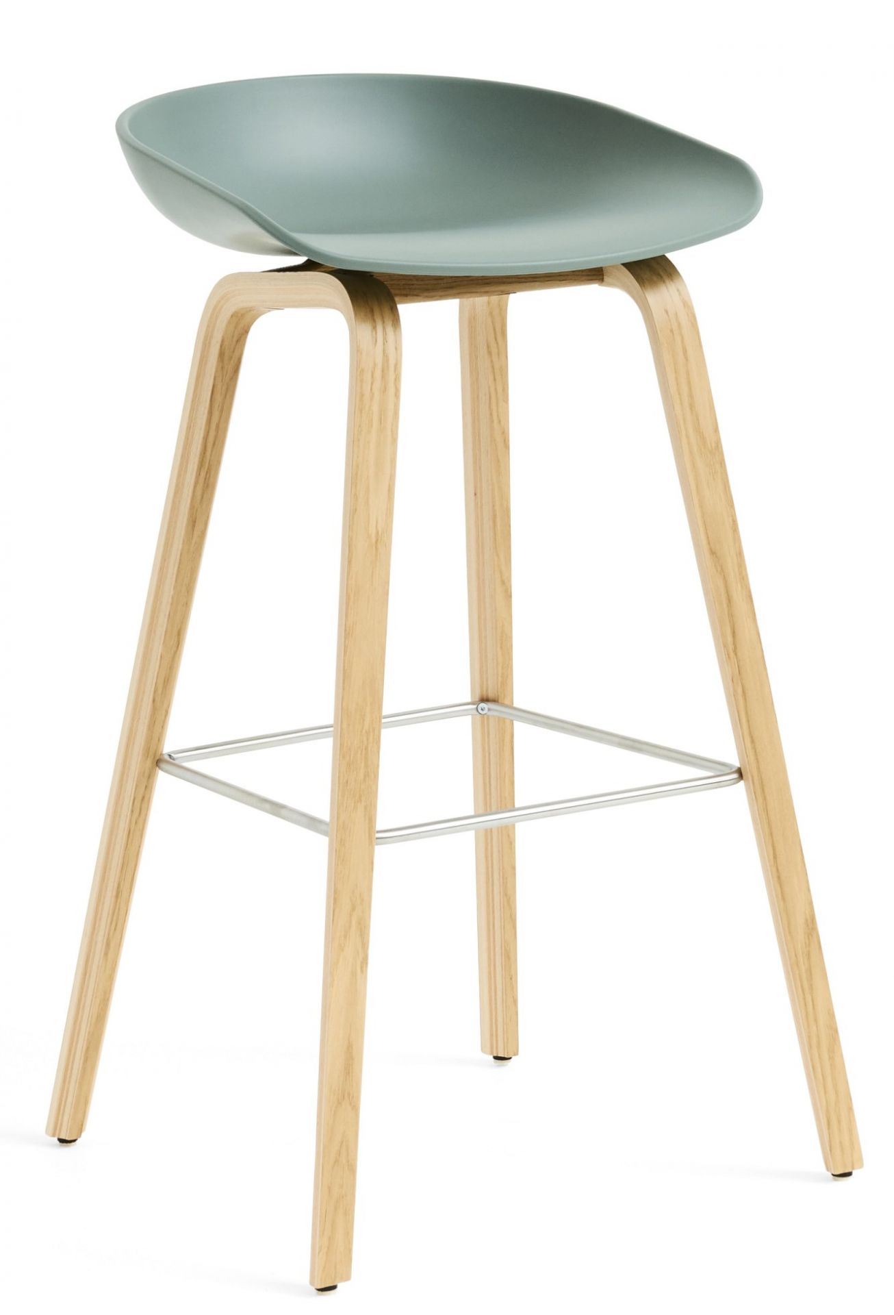 Hay About a Stool AAS32 Barhocker mit hellblauem Sitz und hellem Holzgestell.