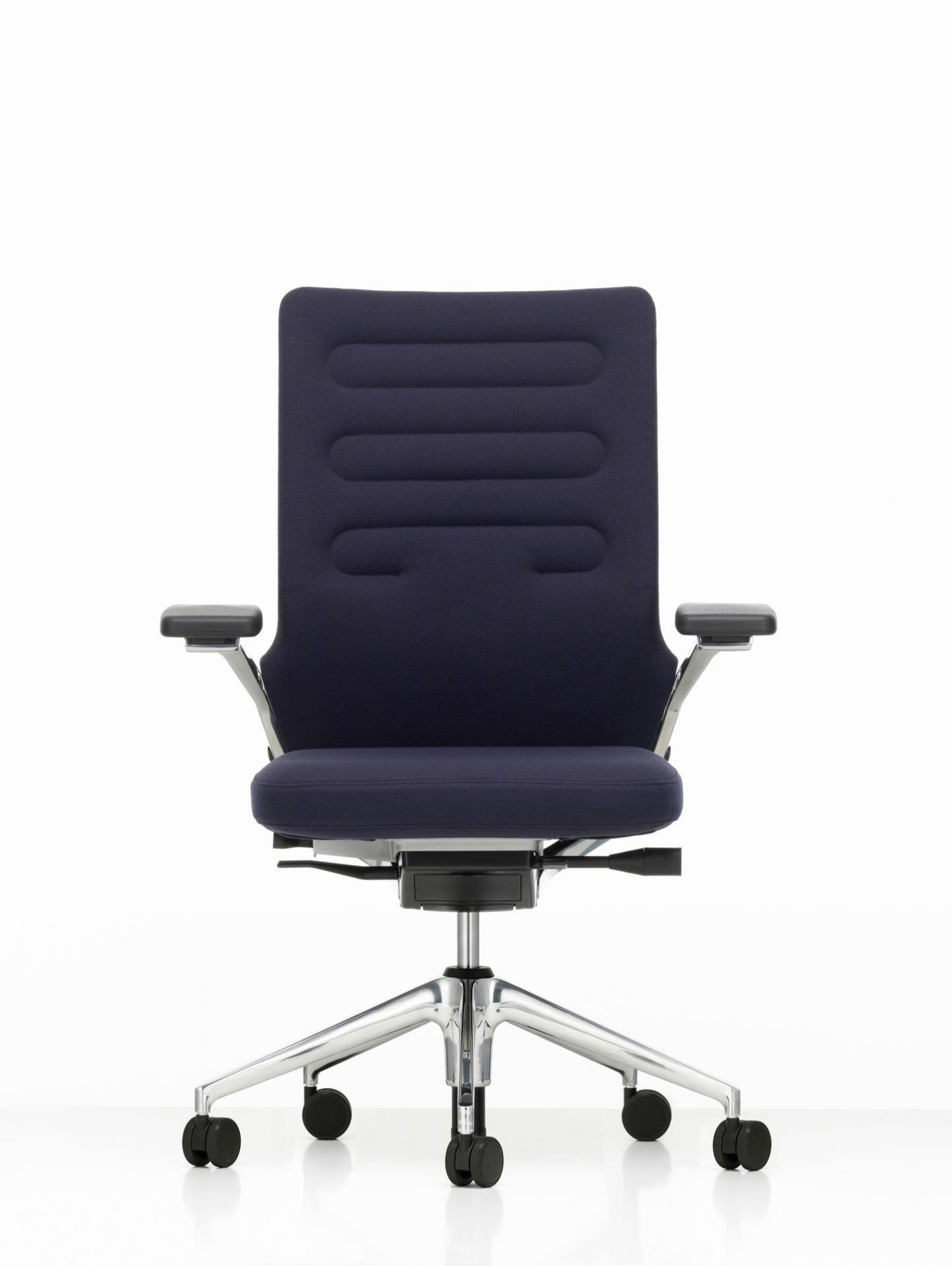 Frontansicht des blauen AC5 Work Bürodrehstuhls von Vitra mit Chromfußkreuz und Armlehnen.