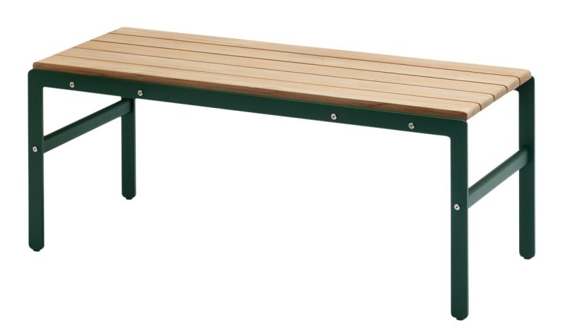 Reform Bank von Skagerak: Outdoor Sitzbank mit Holzlatten und huntergrünem Gestell.