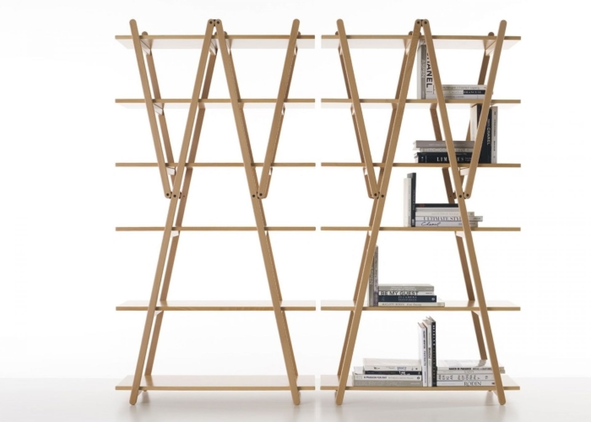 Cassina Nuvola Rossa Bücherregal aus Holz, modernes Design mit schrägen Streben und weißen Regalböden.