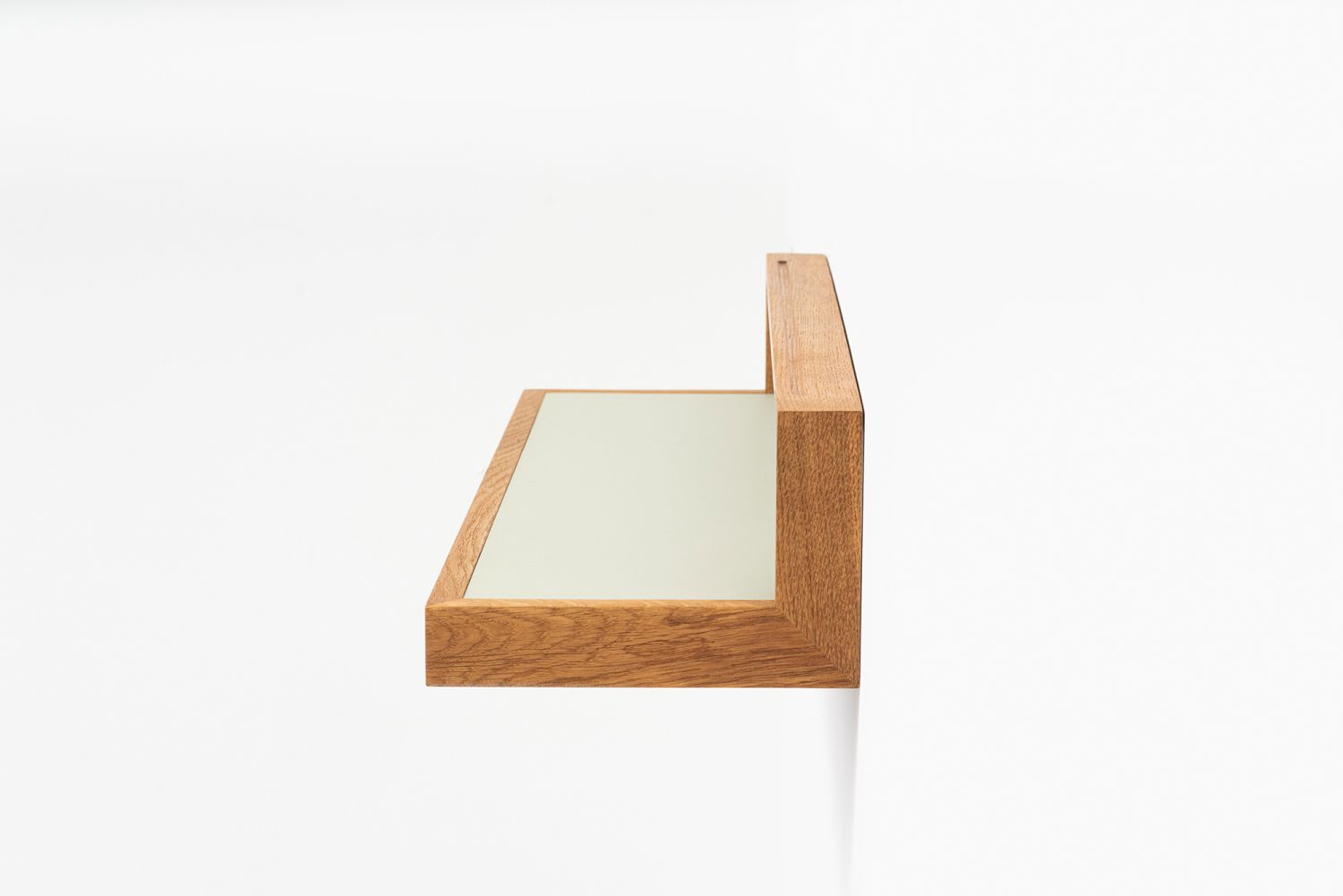 Detailaufnahme der Ablageboard buck3 in Pistazie: Wandregal aus Holz mit pistazienfarbener Ablagefläche.