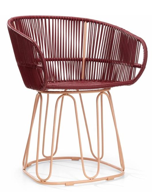 Burgunderroter Circo Dining Chair von ames für den Außenbereich mit filigranem Metallgestell. Gartenstuhl und Terrassenmöbel.