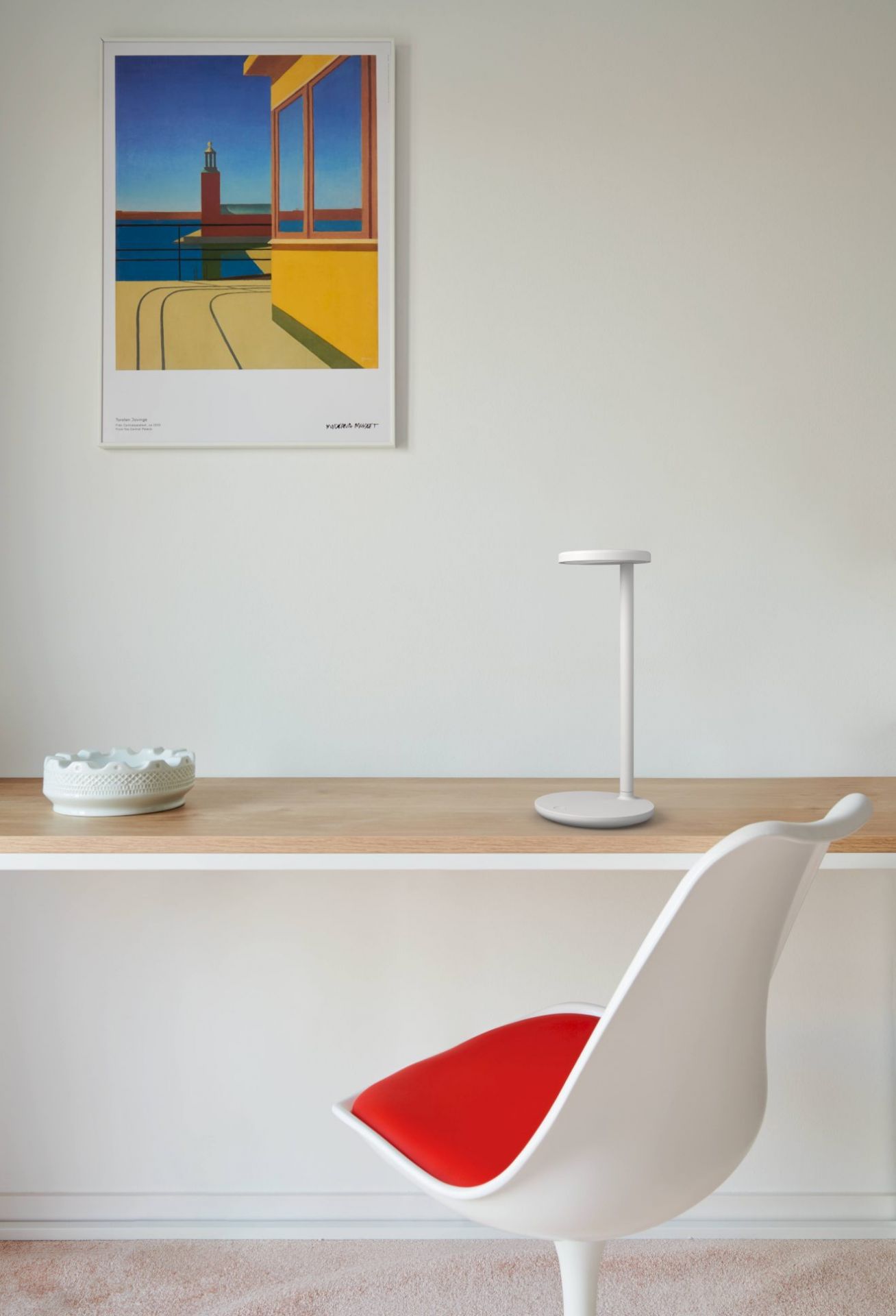 Weiße Oblique Tischleuchte von Flos auf einem Schreibtisch, minimalistisches Design, modernes Ambiente.