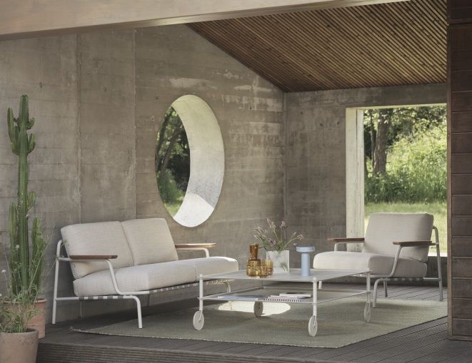 Muuto Settle 2-Sitzer Outdoor Sofa mit Abdeckhaube, wetterfest und stilvoll für Garten und Terrasse.