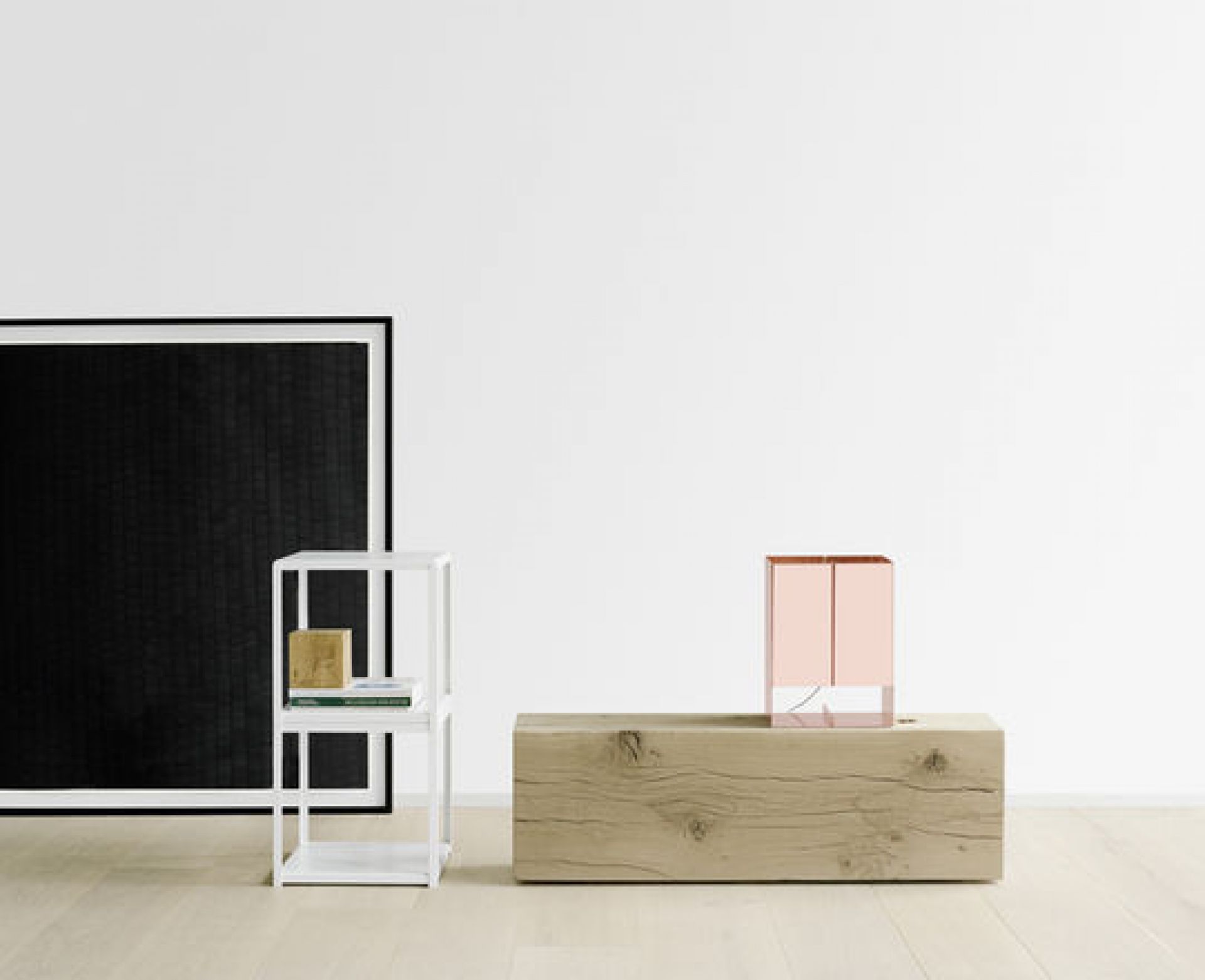 Nahaufnahme der LT02 Seam Two Tischleuchte von e15, rosafarben, auf einem Holzbalken.