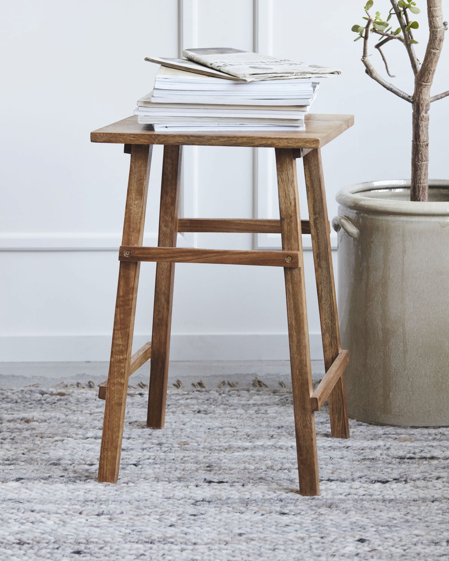 Laddi Beistelltisch aus Holz in Antik Braun mit Zeitschriften, house doctor EINZELSTÜCK.
