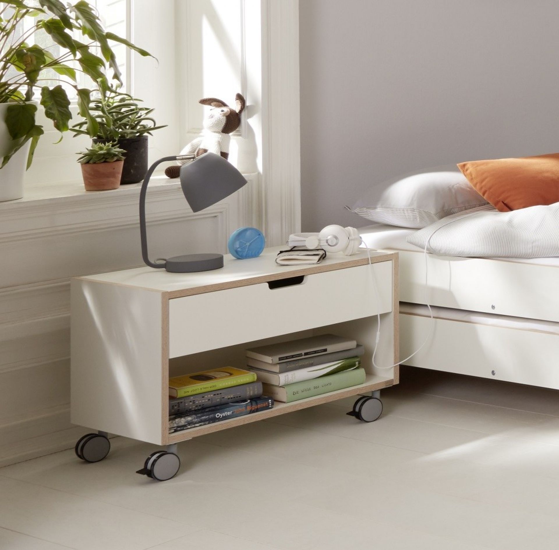 Weißer, modularer Nachttisch von Müller Möbelwerkstätten mit Schublade und Rollen.