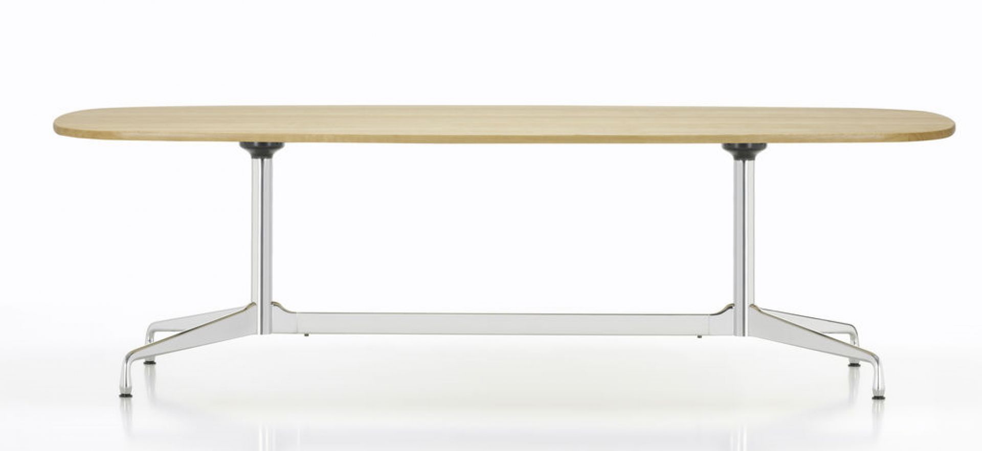 Eames Segmented Table Esstisch mit Bootsform und hellem Holzfurnier, Chromgestell. Moderner Designklassiker.