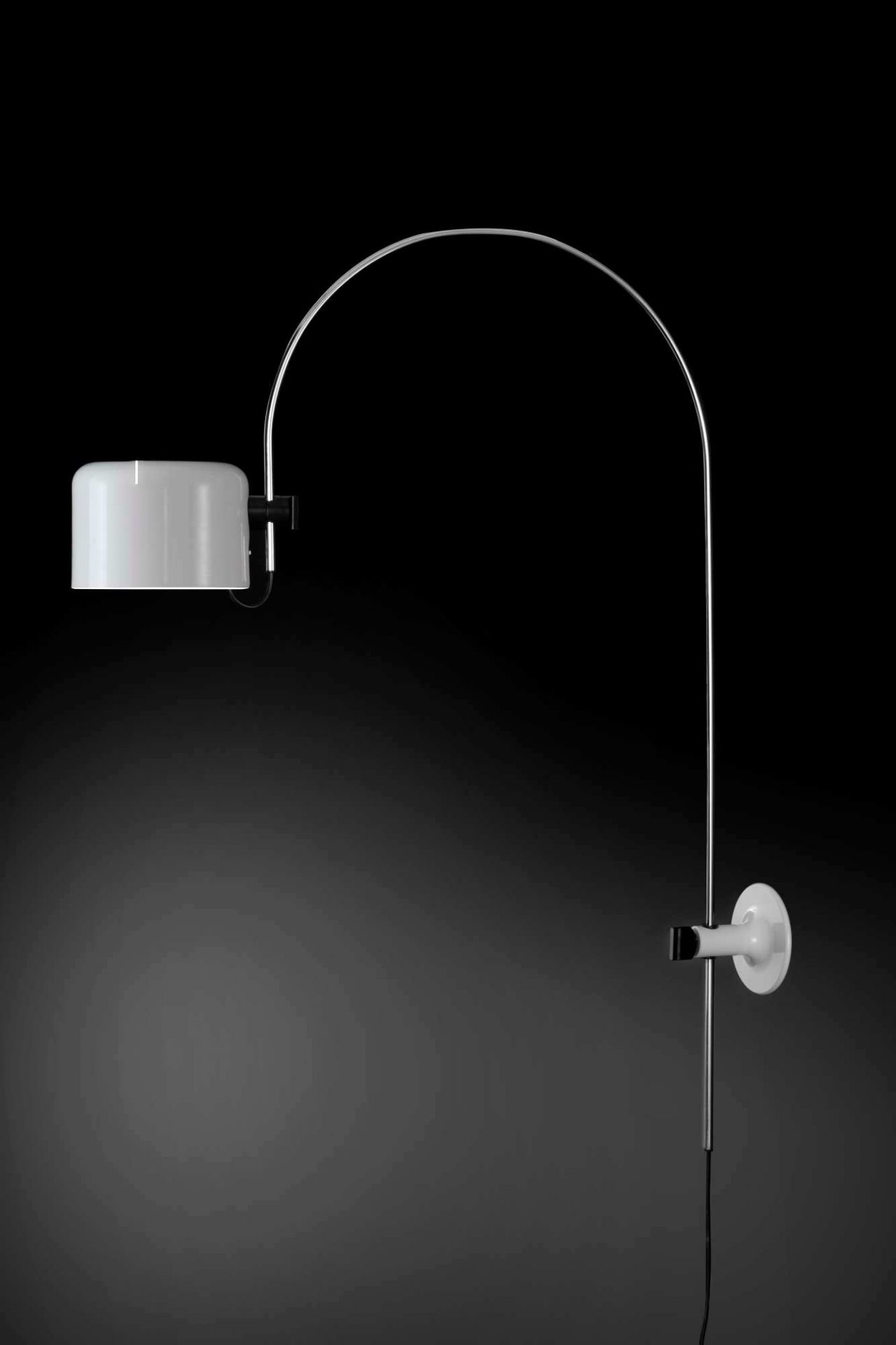 Coupé Wandleuchte: Elegante, weiße Design-Wandlampe mit gebogenem Chrom-Arm für moderne Innenräume.