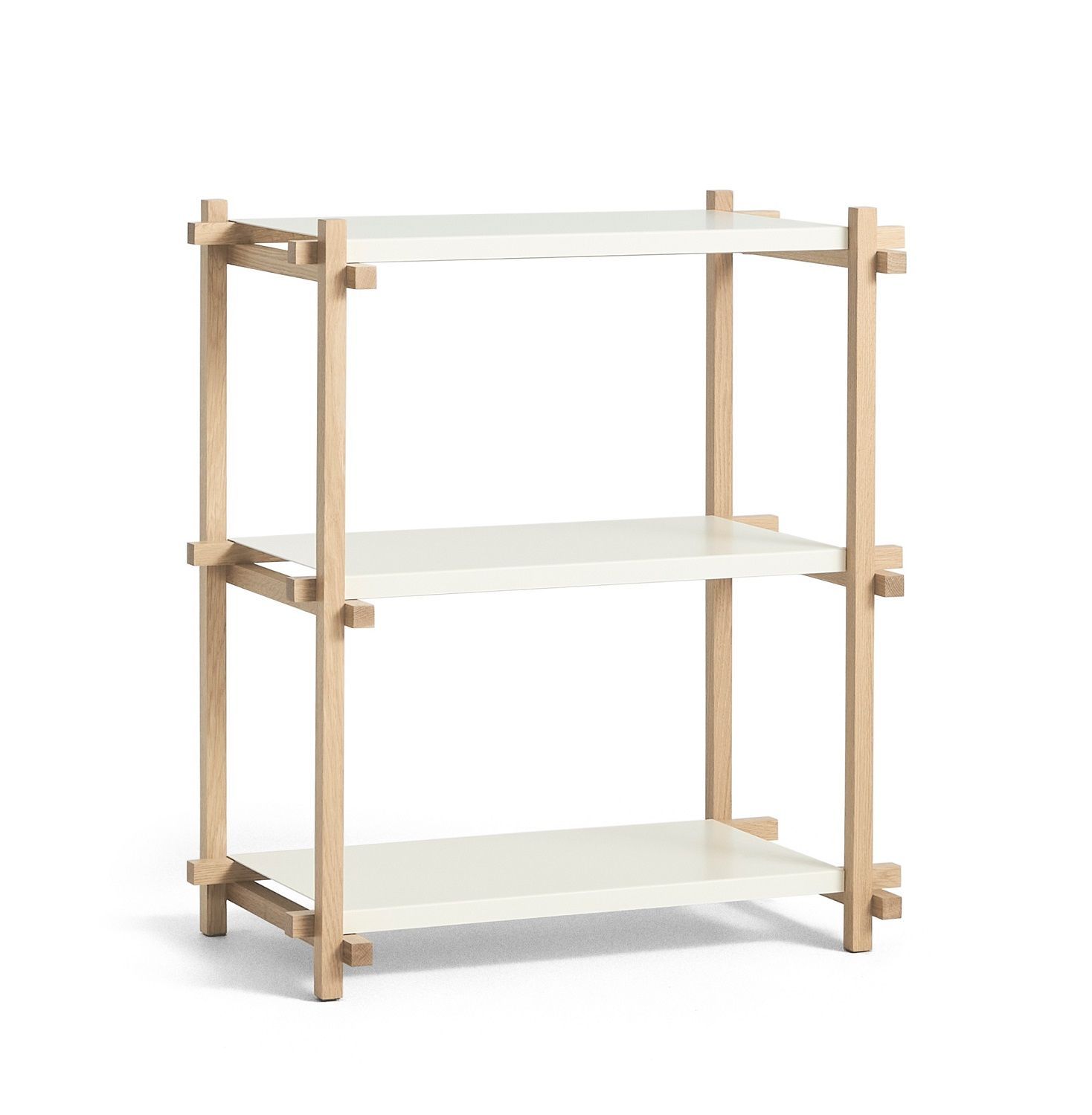 Hay Woody Column Low Regal mit drei weißen Regalböden und hellem Holzgestell.