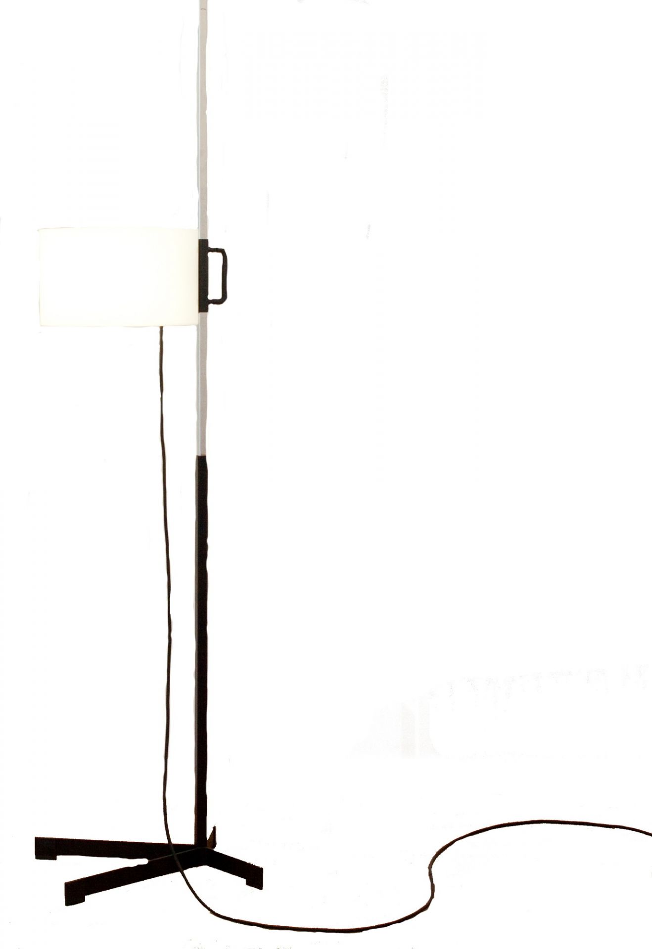 Santa & Cole TMC Stehleuchte mit rechteckigem Lampenschirm und schwarzem Metallfuß auf weißem Hintergrund.