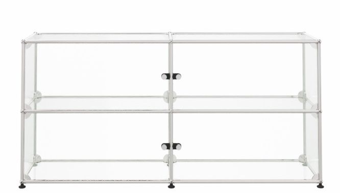 USM Haller Sideboard Vitrine mit zwei Etagen und transparenten Glaswänden, modernes modulares Möbeldesign.
