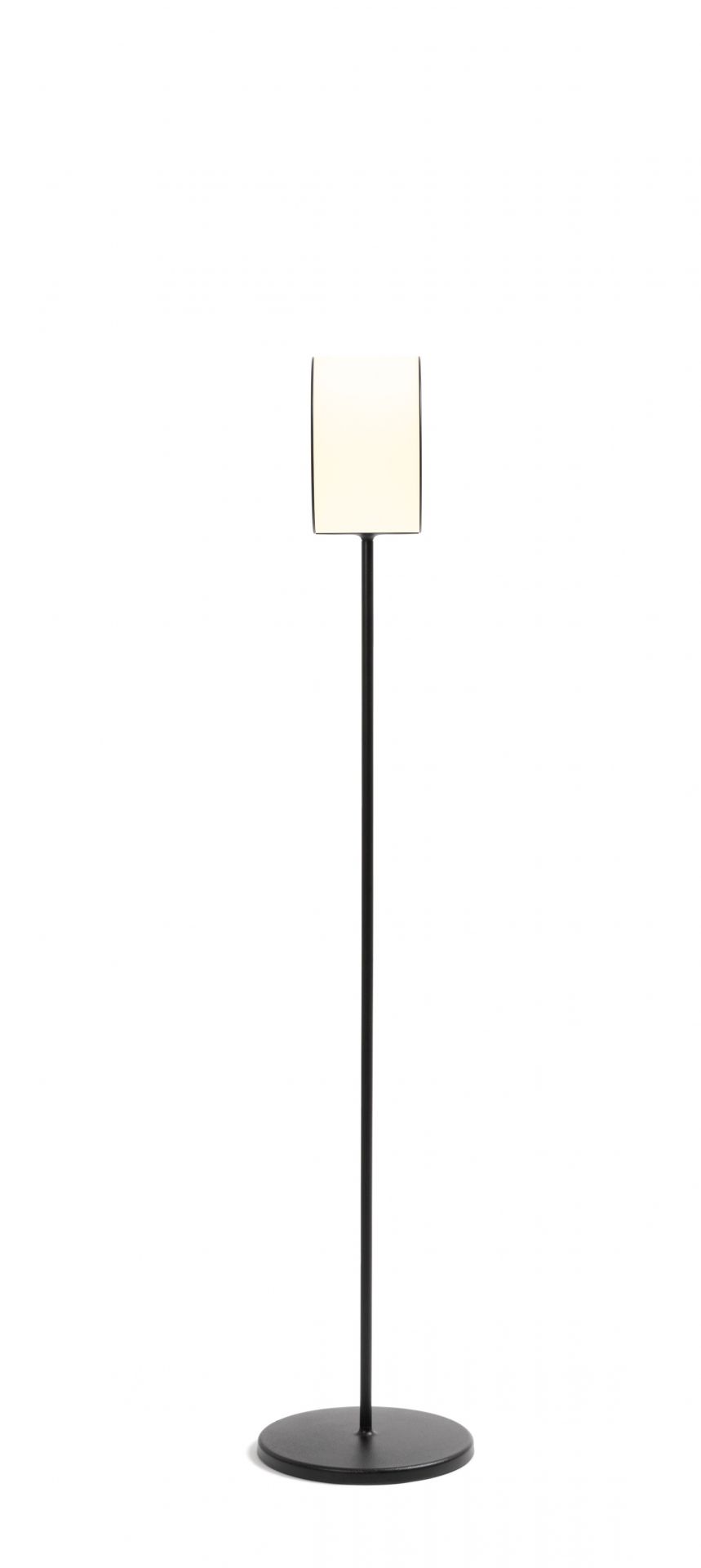 Lost Stehleuchte von Magis: Moderne Stehlampe mit schwarzem Fuß und rechteckigem Lampenschirm.