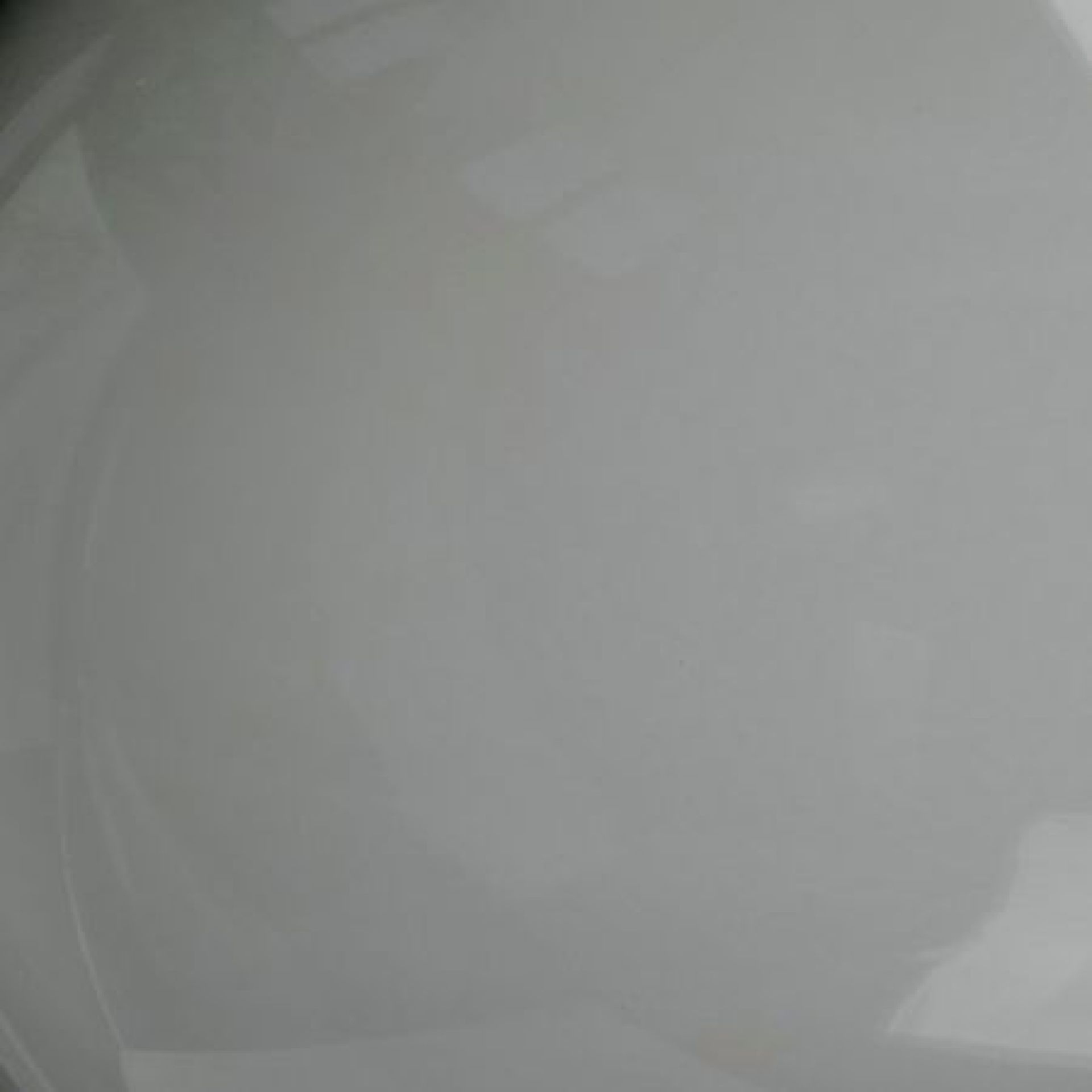 Detailaufnahme der Fungi Bodenleuchte Favius in Schwarz, moderne Innenbeleuchtung für Wohnräume.