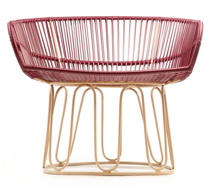 Nahaufnahme des Ames Circo Lounge Chair, Outdoor Sessel in Rot mit beigem Gestell.