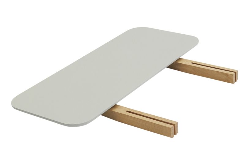 Hven Tisch Verlängerungsplatte von Skagerak: Graue Tischplatte mit Holzgestell zur Tischverlängerung.