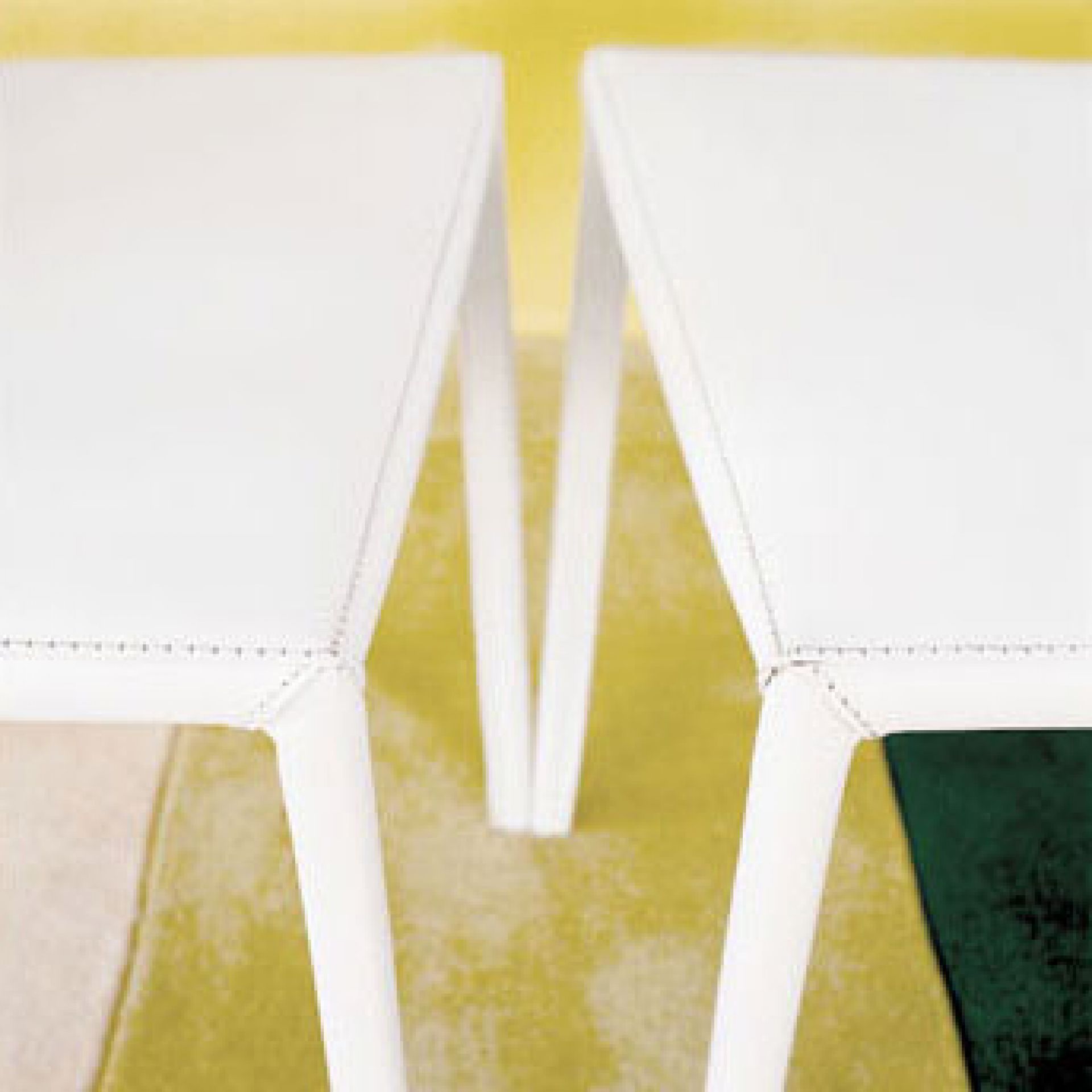 Detailansicht: Weißer Stuhl Lea ohne Armlehne von Zanotta, modernes Design, Sitzmöbel für Esszimmer und Wohnbereich.