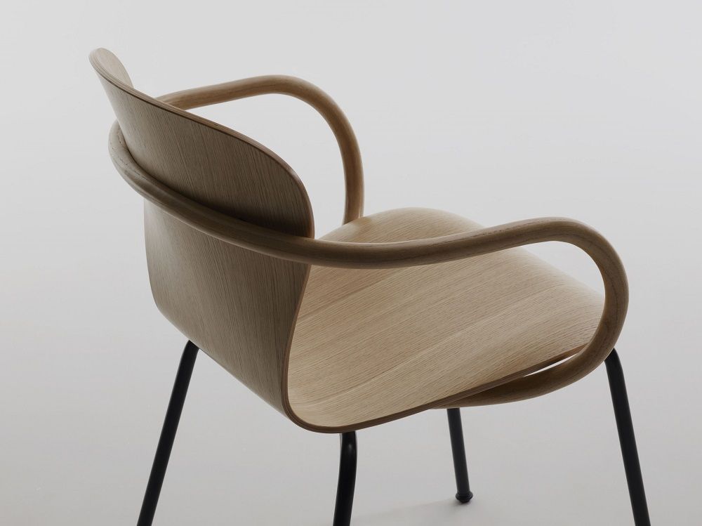 Thonet S 220 F Stuhl mit Armlehne aus Formholz und schwarzem Stahlgestell.