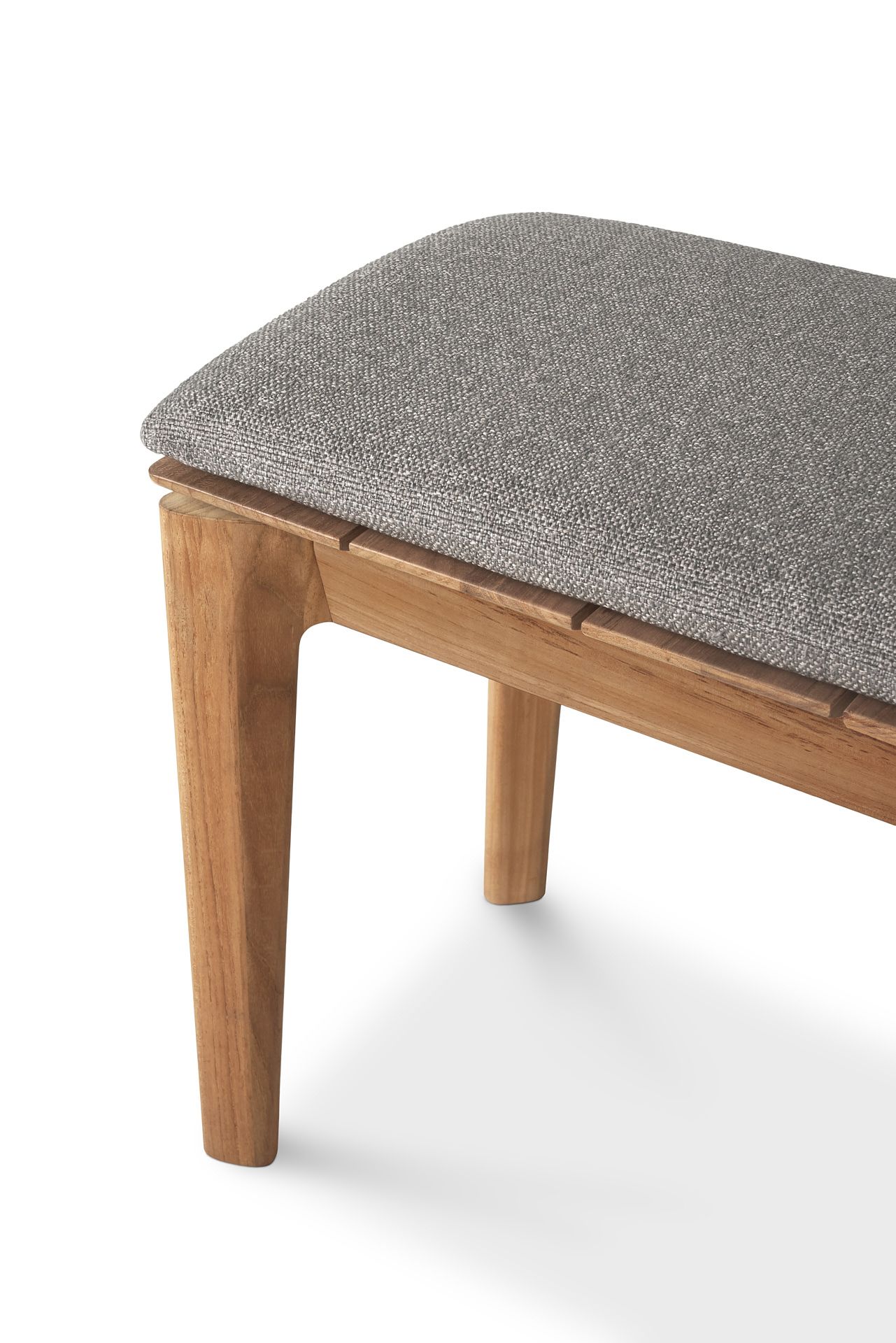 Detailaufnahme der Ethnicraft Bok Bank mit Teakholzrahmen und grauem Sitzkissen.