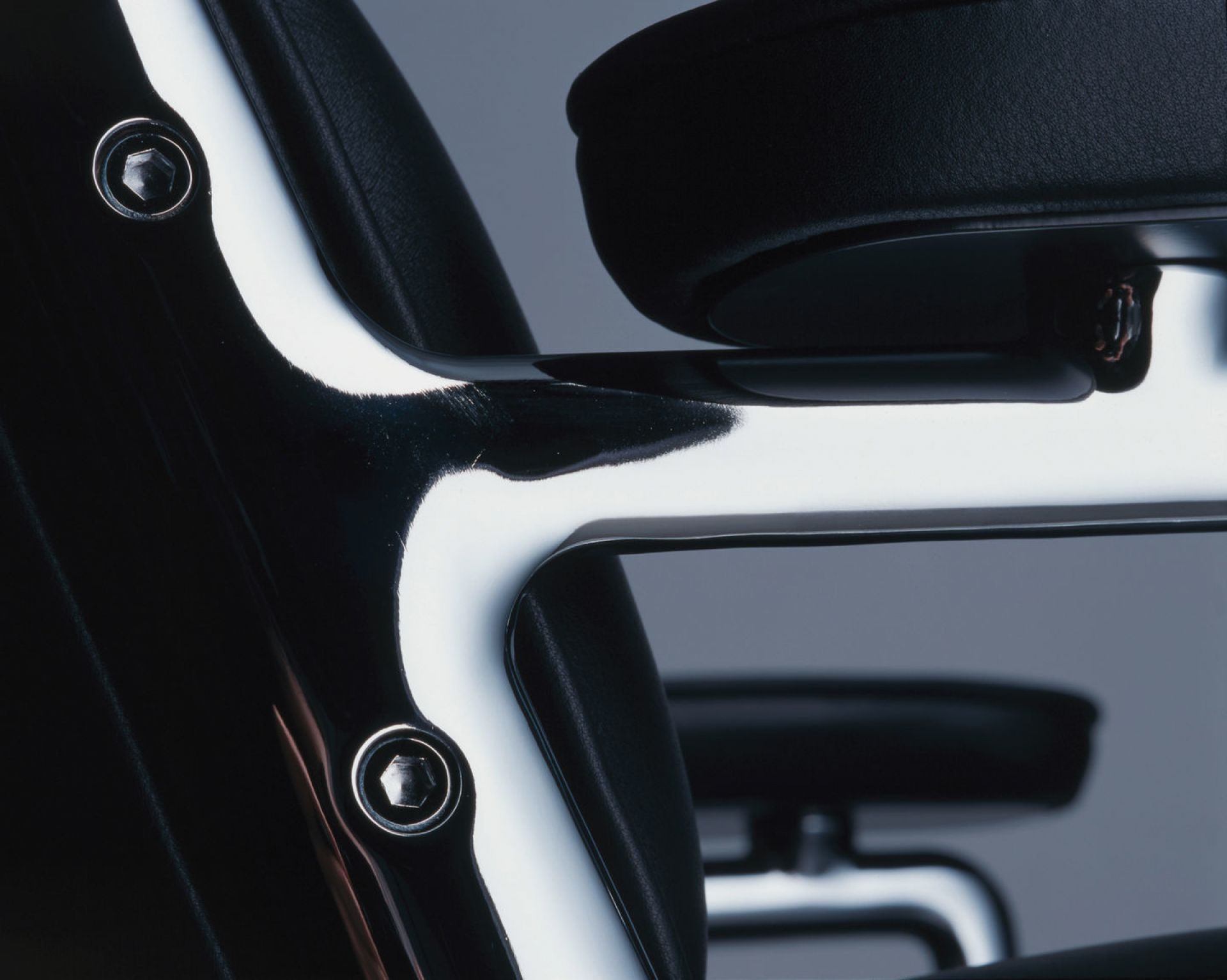 Detailaufnahme: Schwarzer Lobby Chair ES 108 Stuhl von Vitra mit verchromtem Gestell.