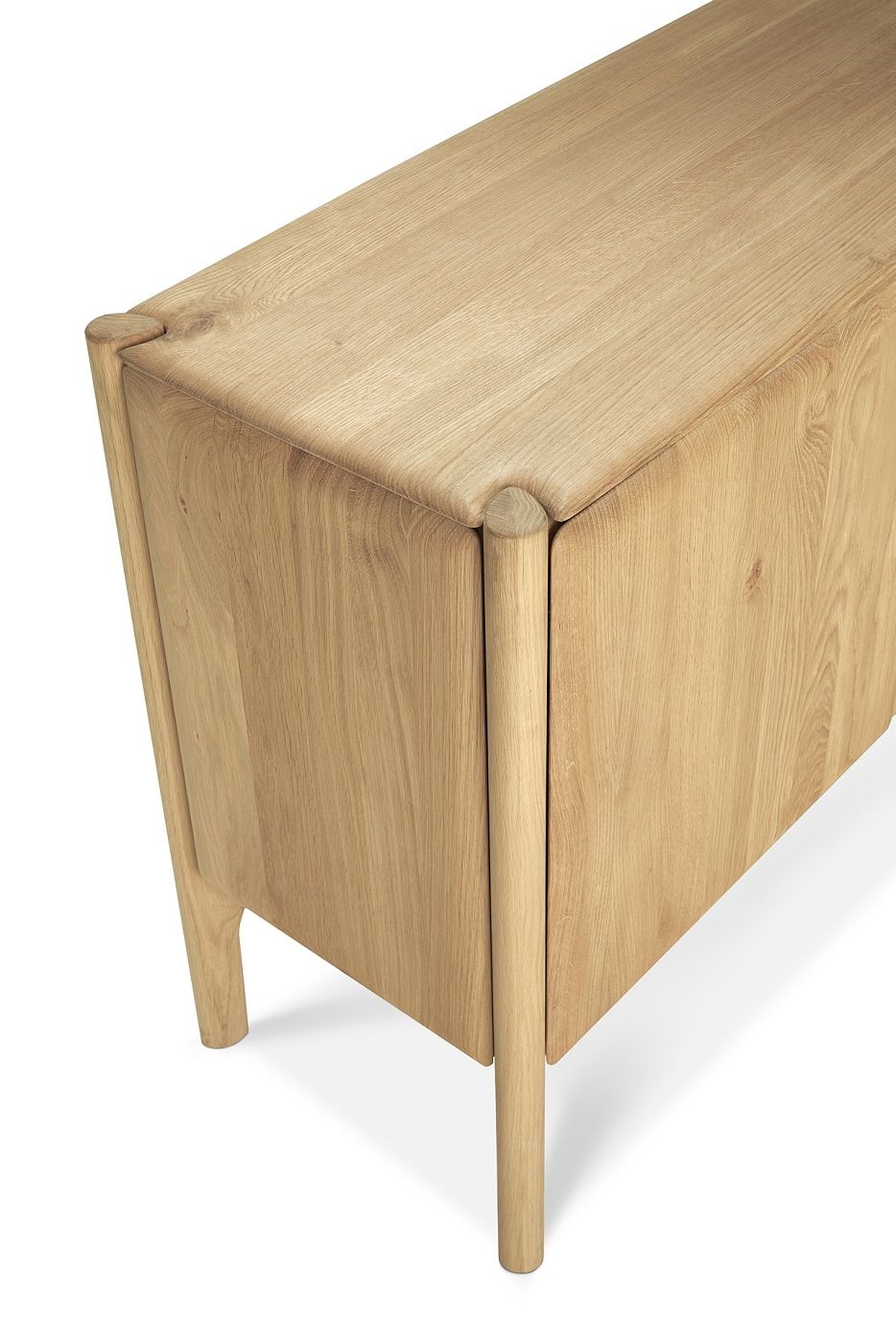 Detailaufnahme der Ethnicraft PI Anrichte aus geölter Eiche mit vier Türen. Massivholzmöbel für Wohnzimmer und Esszimmer.