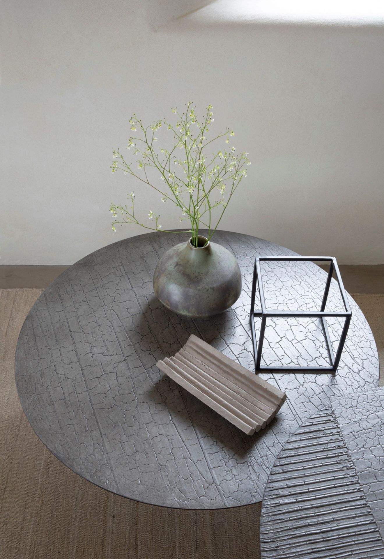 Ansicht von oben: Luna Couchtisch mit Lava-Finish, ethnisch inspiriert, mit Deko-Objekten.