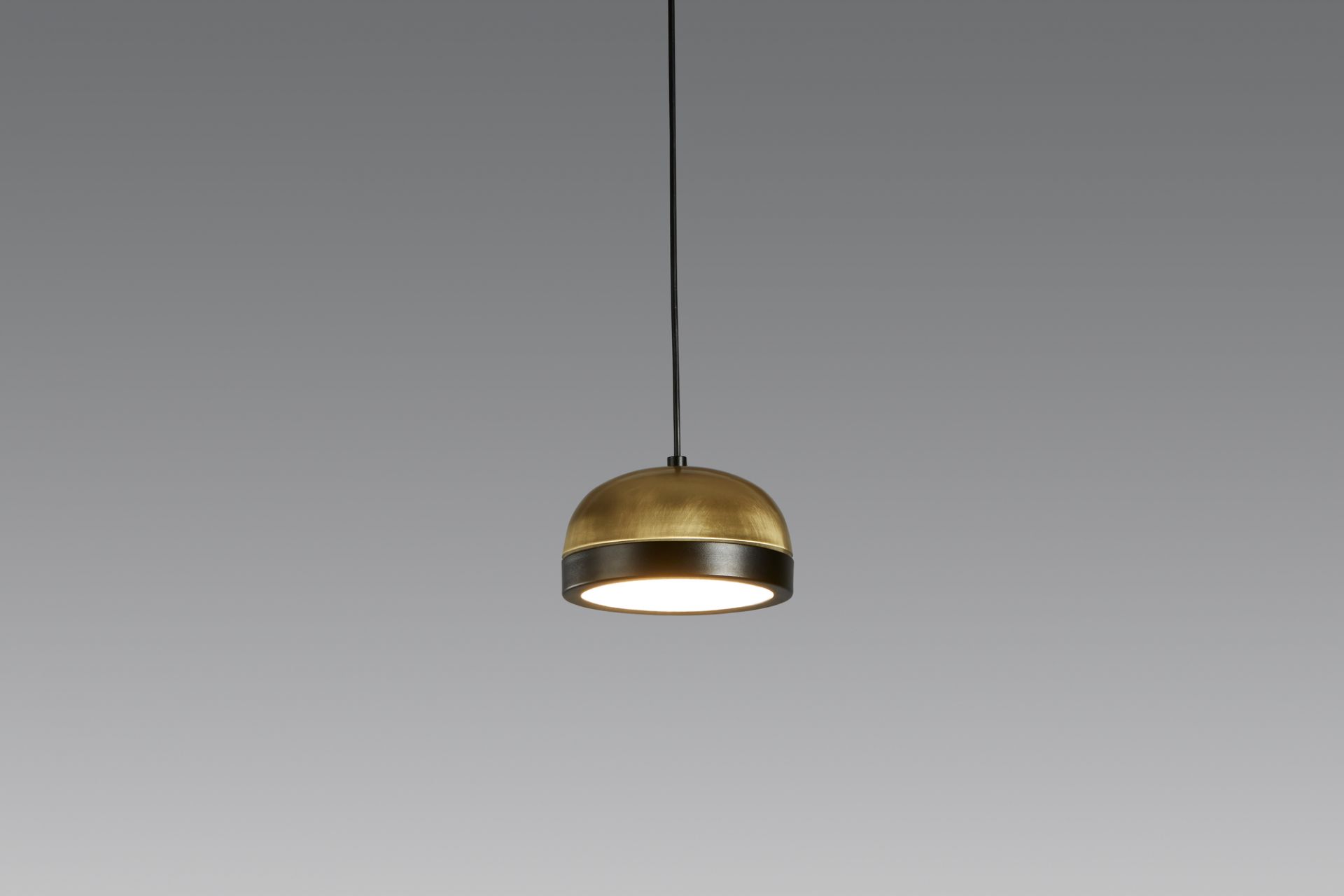 Nahaufnahme der modernen Tooy Molly Pendelleuchte mit Messing- und Schwarztönen. Design Lampe für Wohnräume.