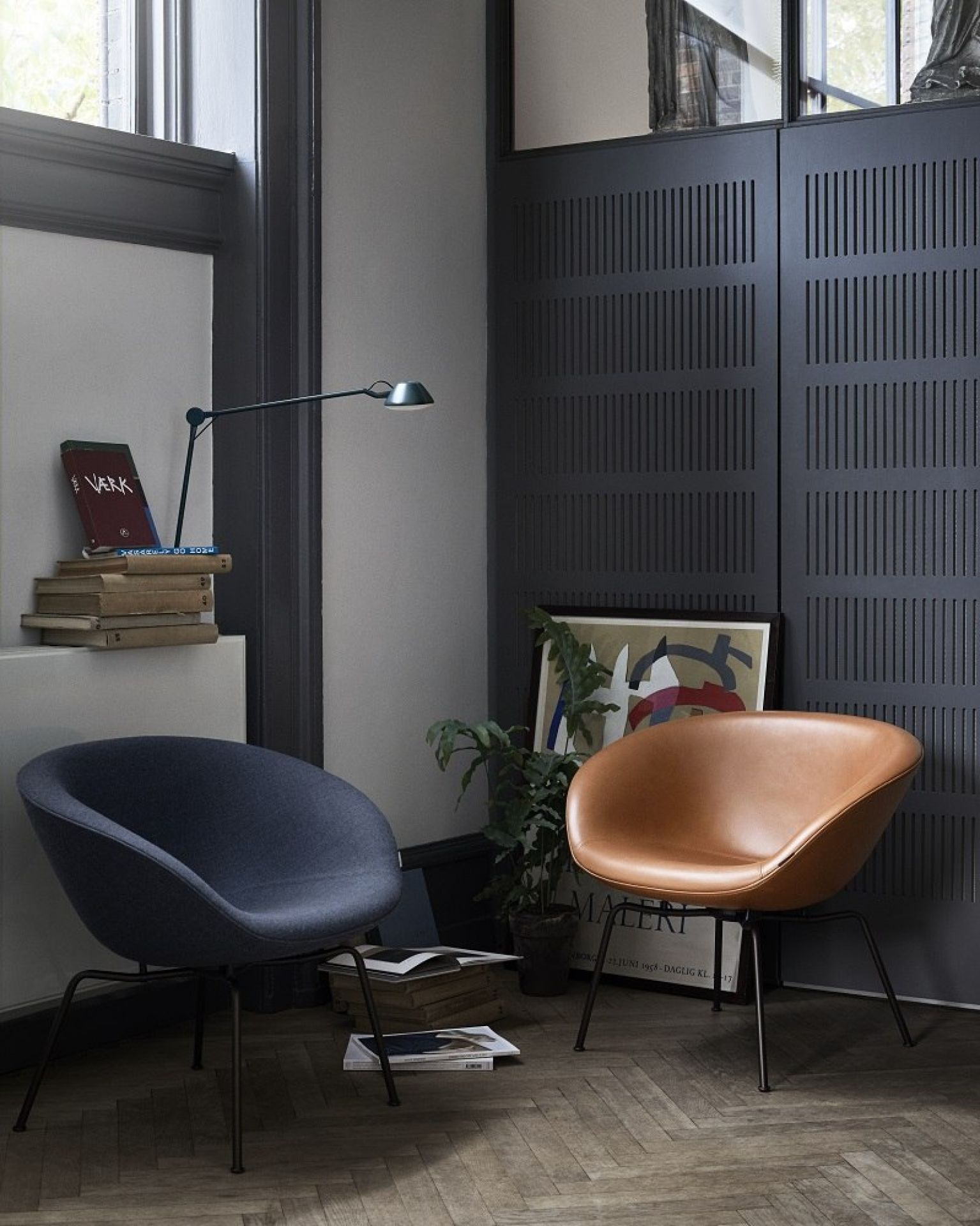AQ01 Wandleuchte von Fritz Hansen, weiße Design Lampe im modernen Wohnraum.