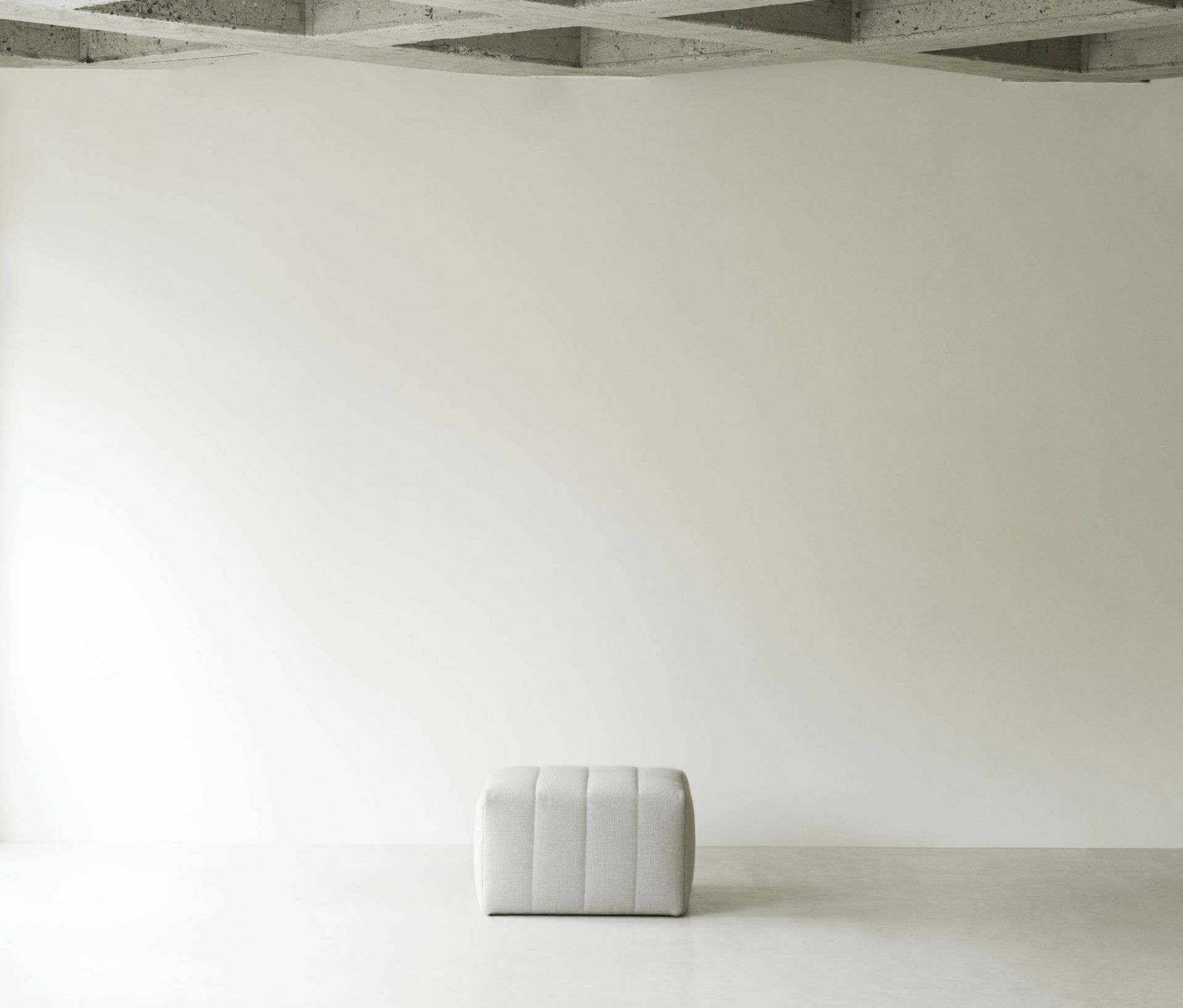 Heller, minimalistischer Raum mit Scene Pouf Small Hocker von Normann Copenhagen. Sitzmöbel, modern.