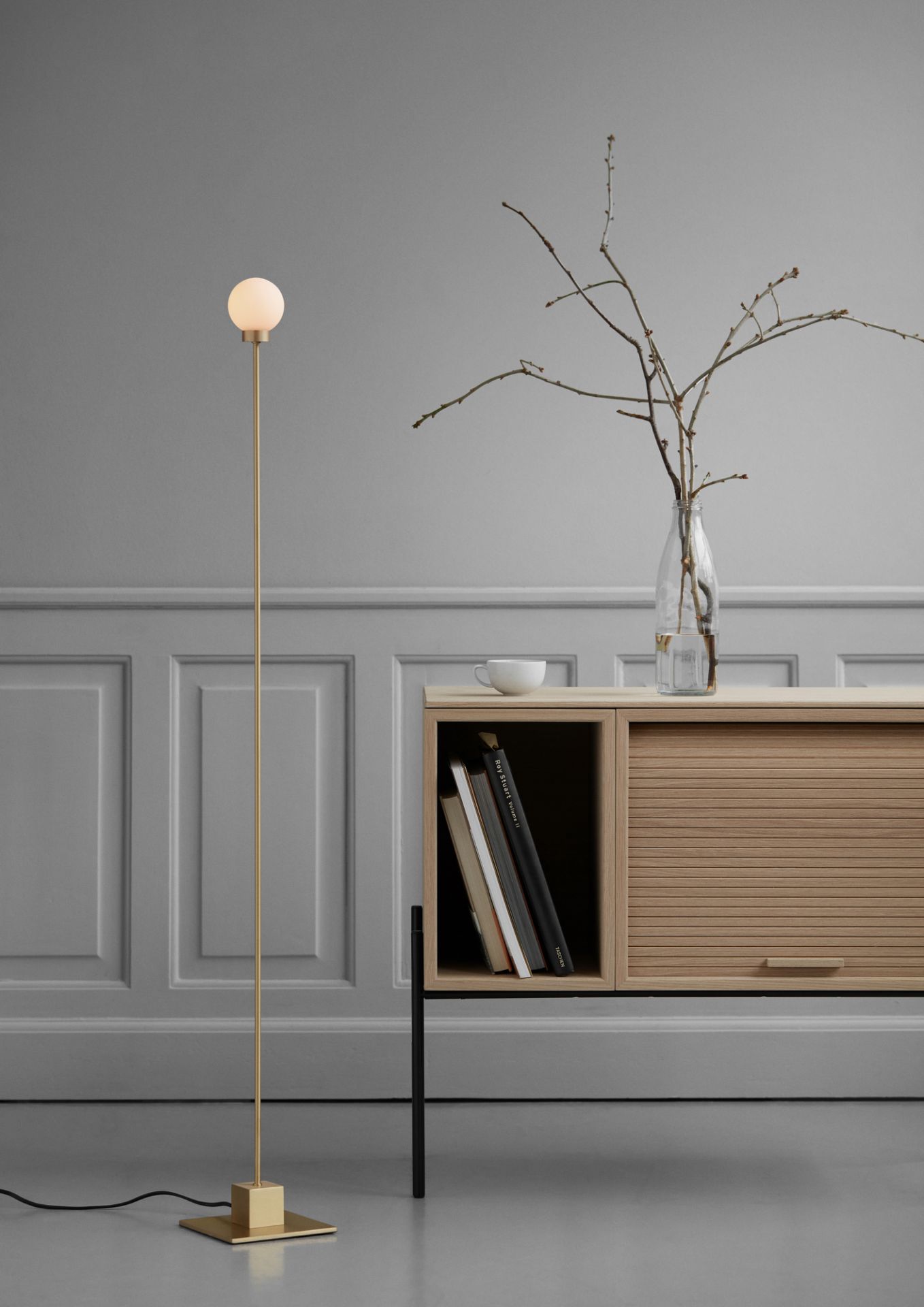 Weiße Snowball Stehleuchte von Northern, moderne LED Bodenleuchte mit goldenem Gestell.