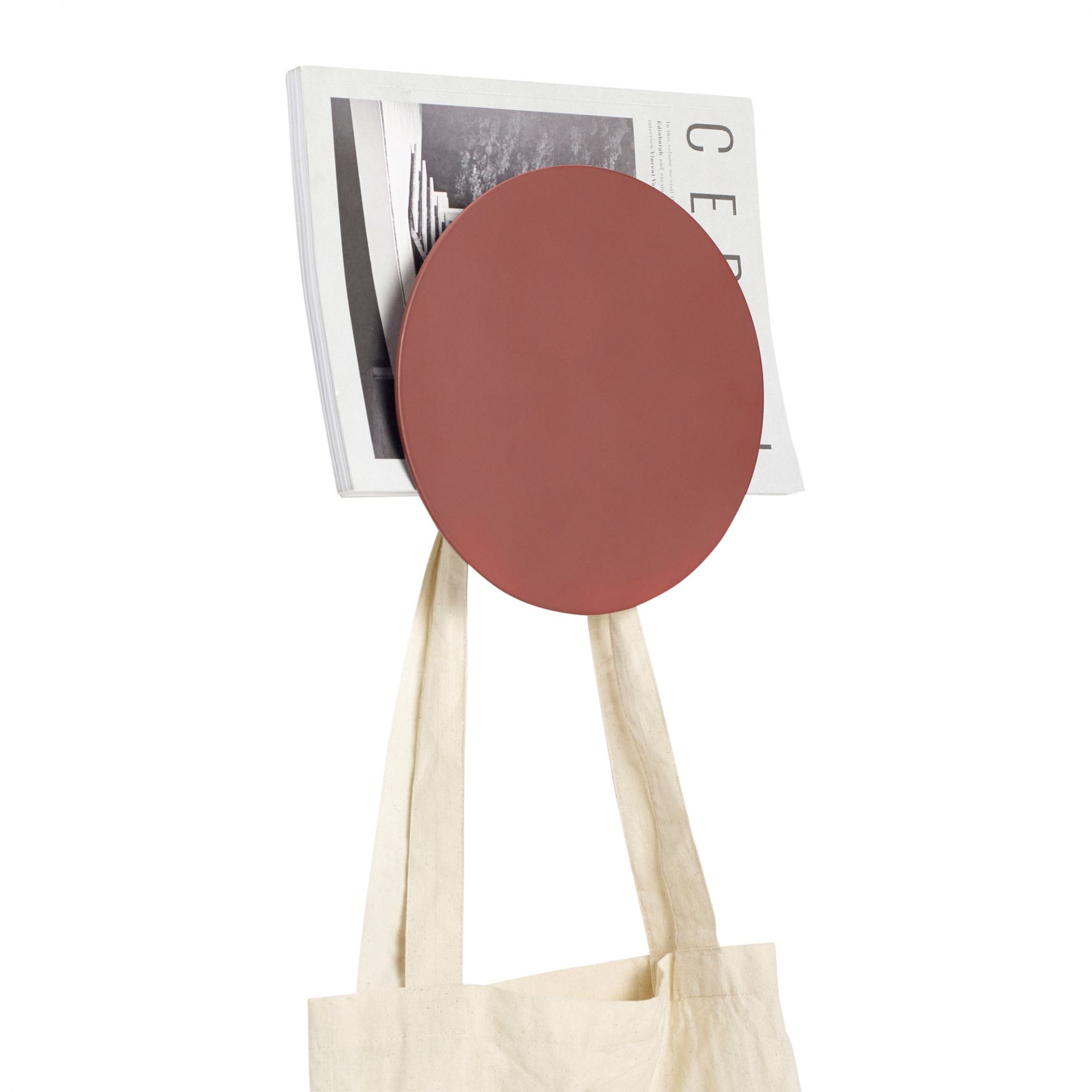 Roter Wand-Magazinhalter mit Zeitschriften und Stoffbeutel. Hübsch Interior Wanddeko für Wohnzimmer und Büro.