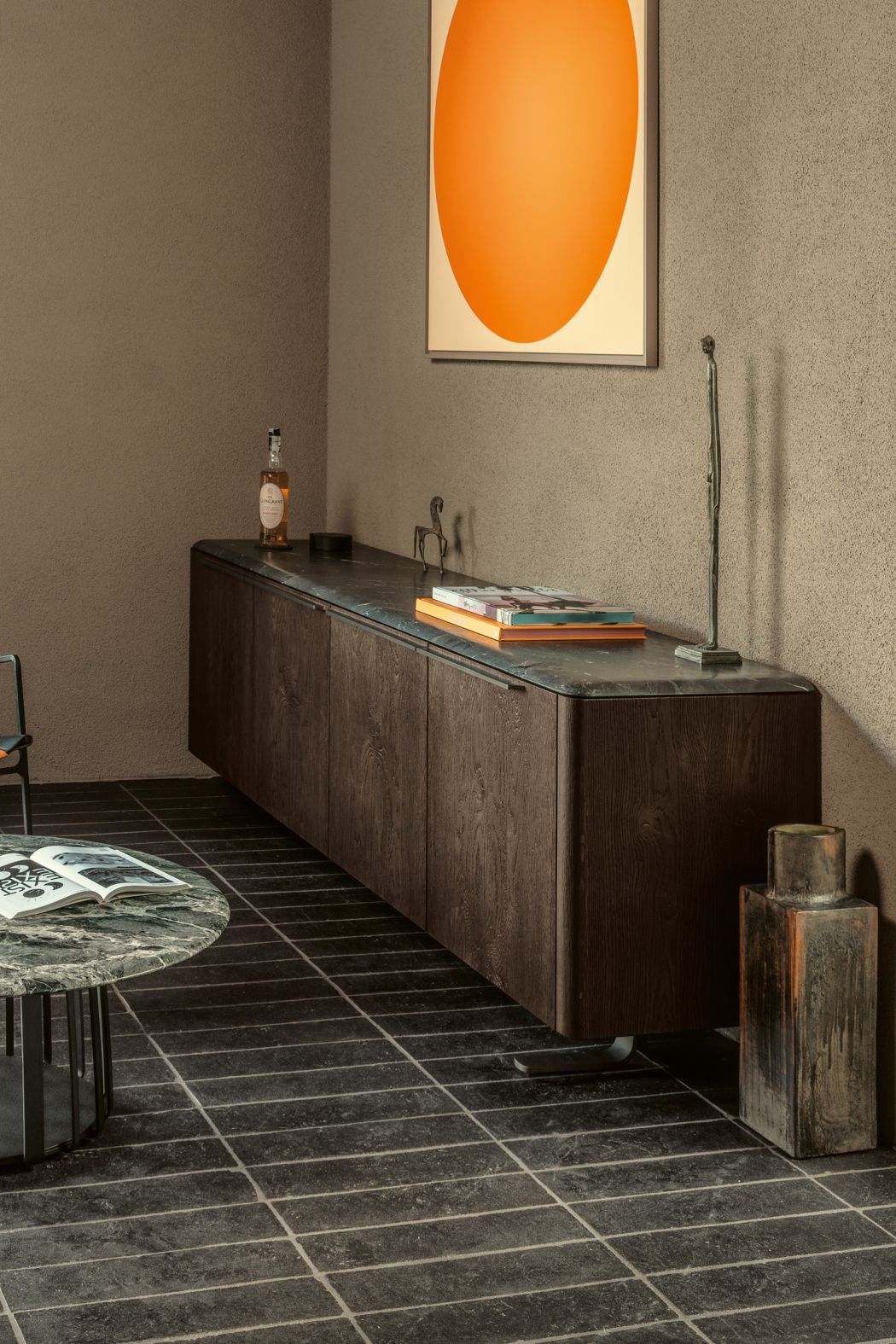 BC 11 Basket Sideboard anthrazit von Janua: Modernes 4-türiges Sideboard mit Kupfergestell im Wohnraum.