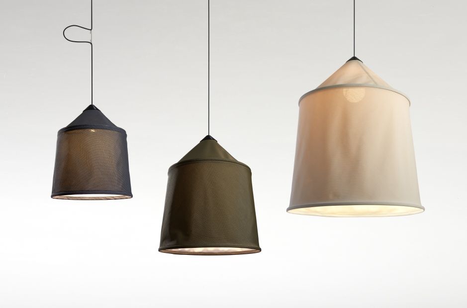 Drei Jaima Pendelleuchten von Marset in Beige, Schwarz und Khaki für den Außenbereich.