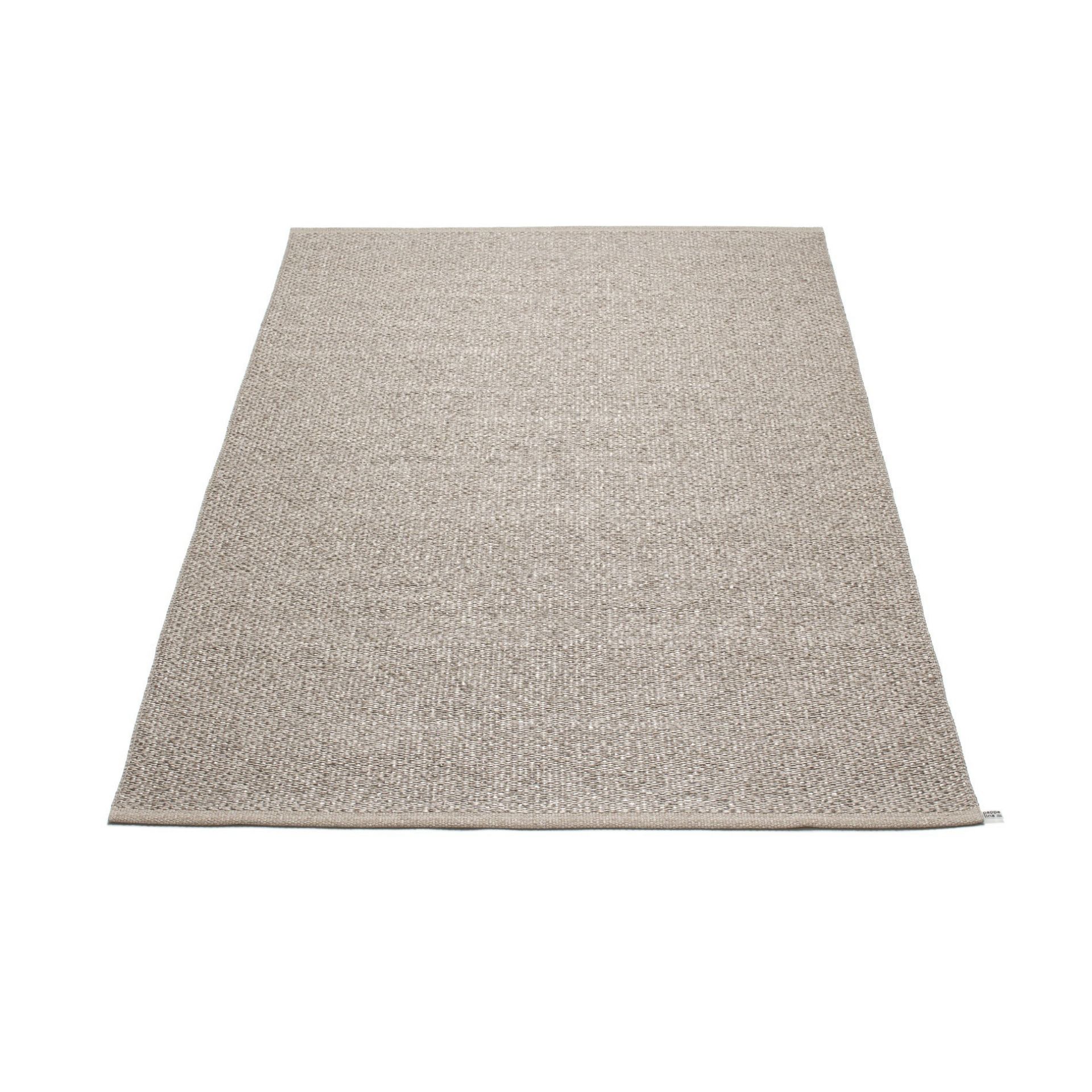 Svea Kunststoffteppich in Schlamm, 140x220 cm, von Pappelina. Moderner Teppich für Innen und Außen.