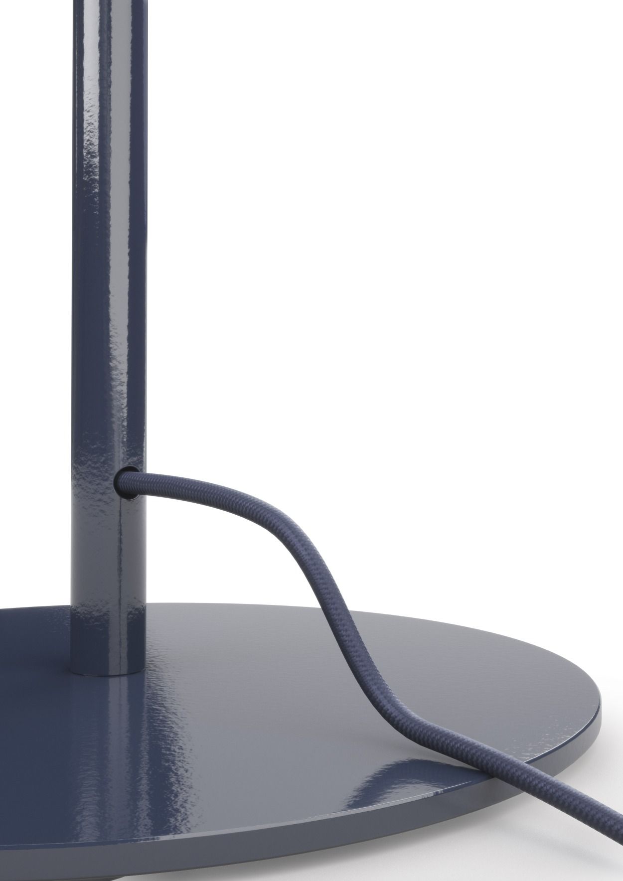 Detailaufnahme der Belux Oto Stehleuchte in Tiefblau mit rundem Fuß und Textilkabel.