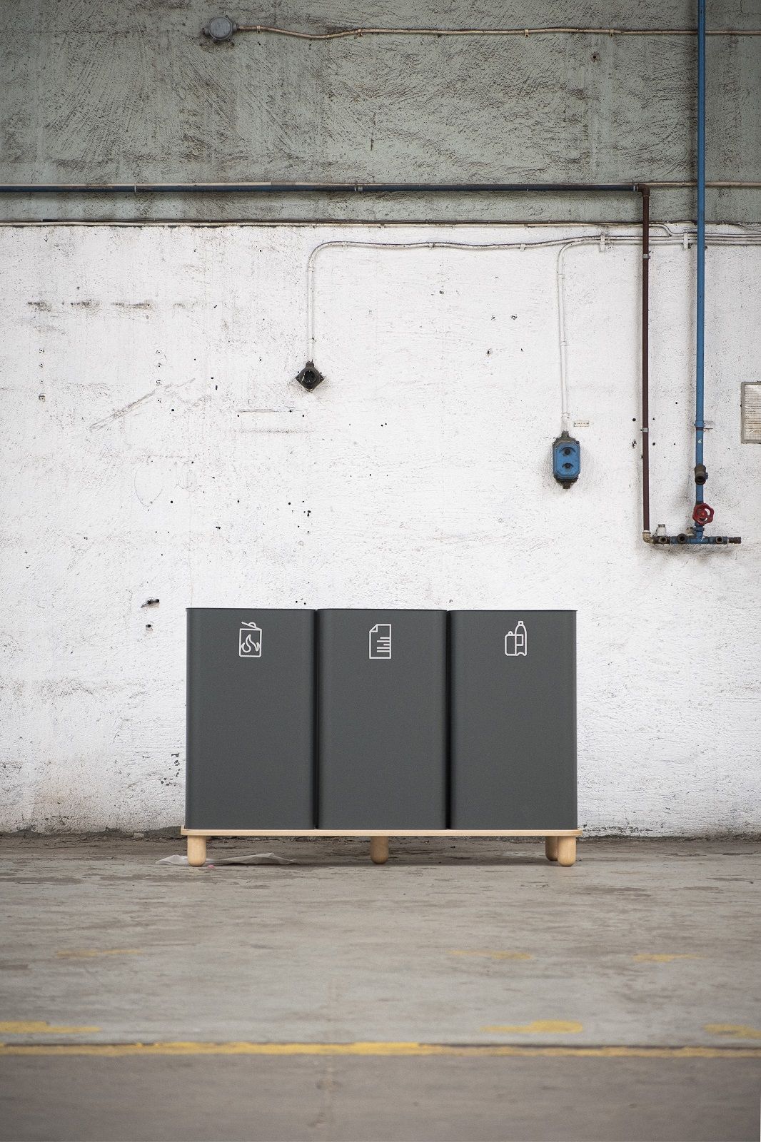 Arkad Bin Mülleimer zur Mülltrennung, graue Abfallbehälter mit Symbolen für Papier, Plastik und Restmüll.