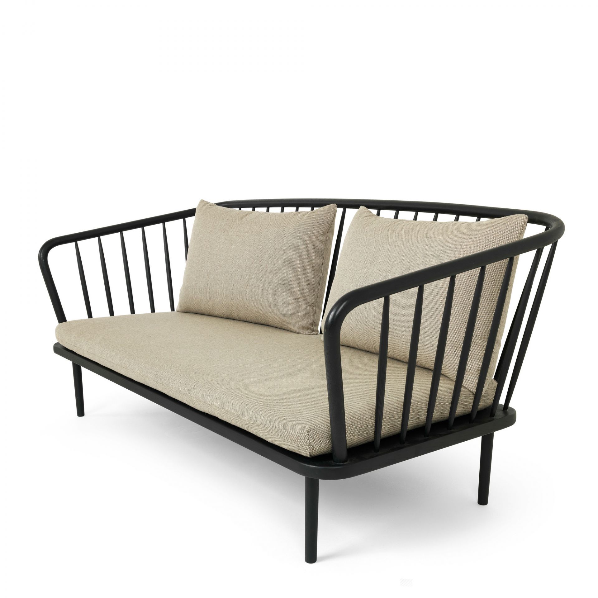 Mollis Sofa mit schwarzem Holzgestell und Kissen aus recycelter Wolle, modernes Design.