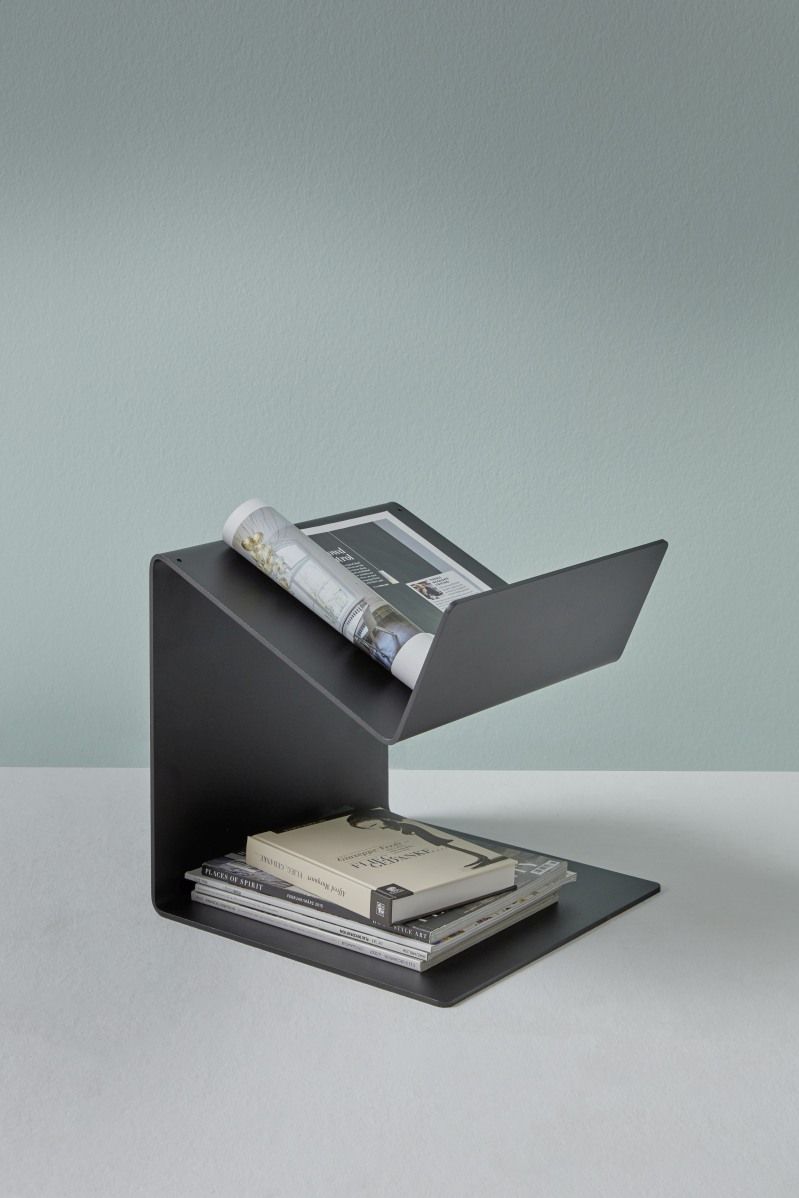 Schwarzer Buk Beistelltisch von Müller Möbelwerkstätten mit Zeitschriften und Büchern. Moderner Nachttisch für Wohnzimmer.