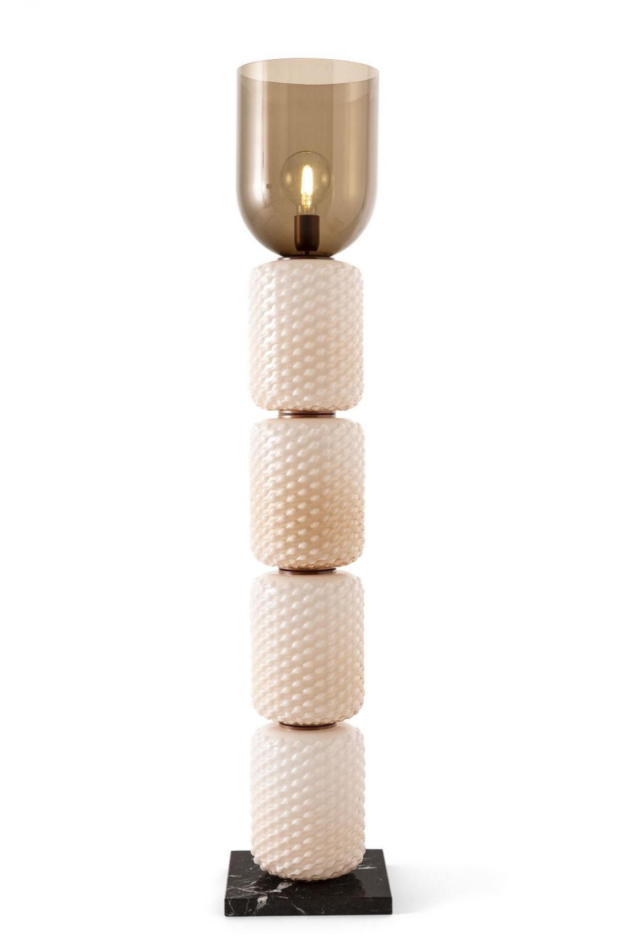 Ficupala Stehleuchte von Cassina mit braunem Glasschirm und strukturiertem, weißem Lampenfuß. Design Stehlampe für Wohnzimmer.