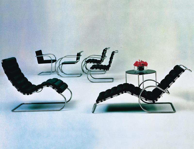 MR Bauhaus Edition Sessel von Knoll International: Mehrere schwarze Freischwinger Sessel und Liegen.