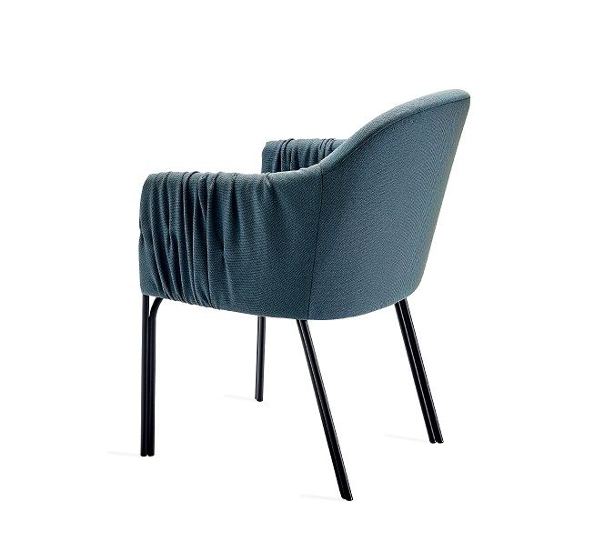 Celine Armchair High Sessel von Freifrau Manufaktur, blauer Stoffbezug, schwarzes Metallgestell, hochwertige Sitzmöbel.
