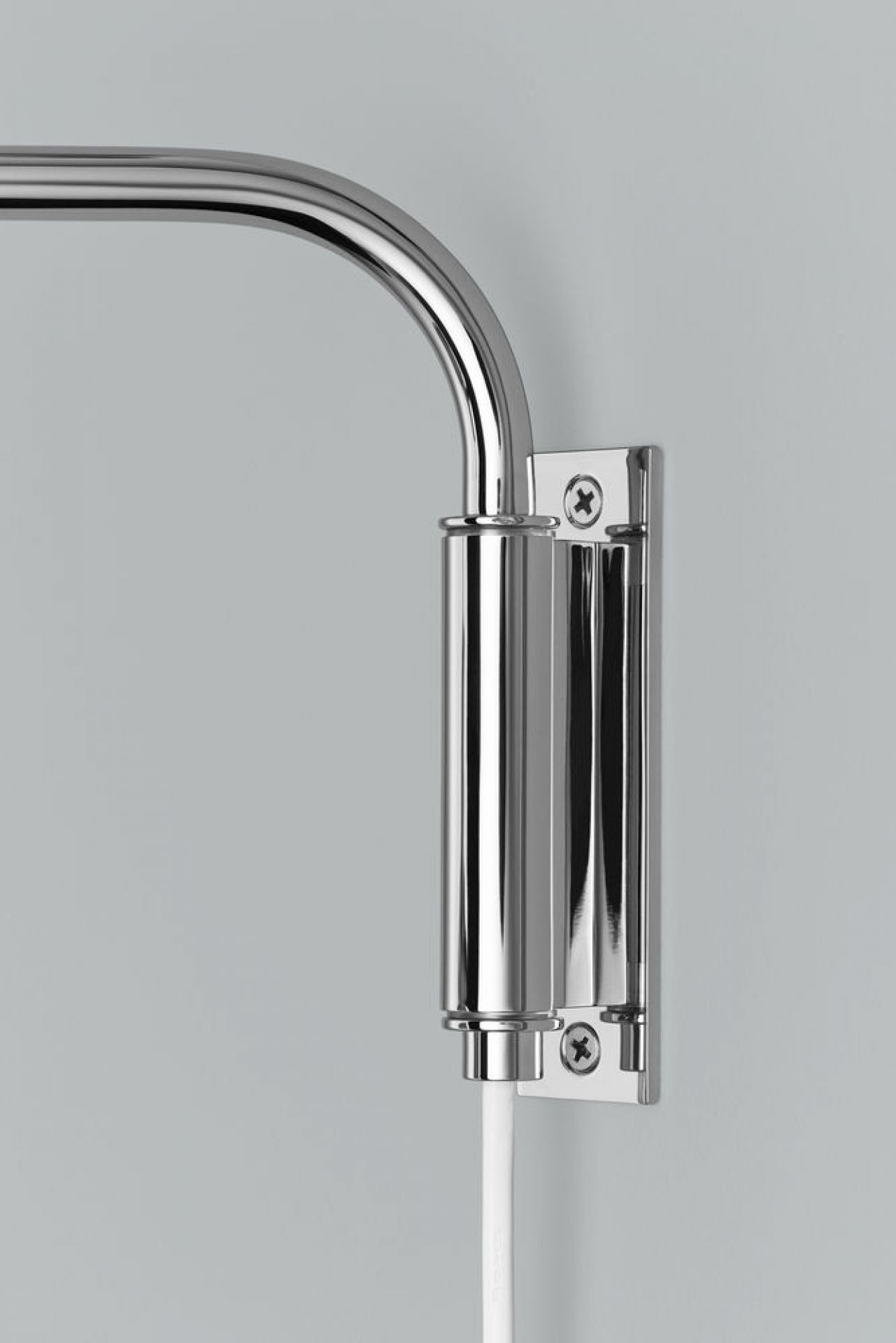 Detailaufnahme der Artek A330S Golden Bell Wandleuchte in Chrom, elegante Innenbeleuchtung.