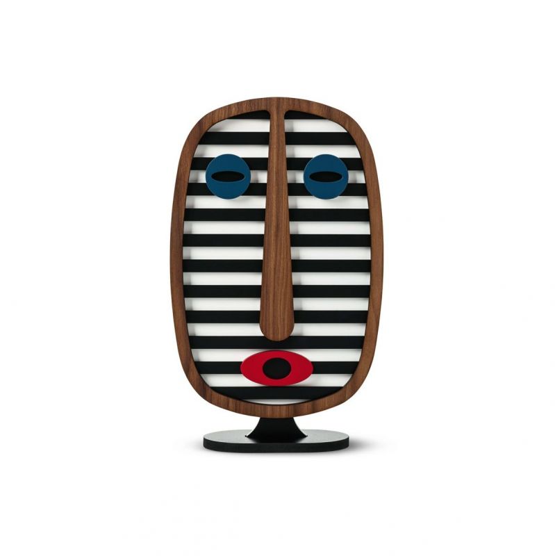 Moderne afrikanische Holzfigur, Umasqu Stil, mit Streifen, blauen Augen und rotem Mund.