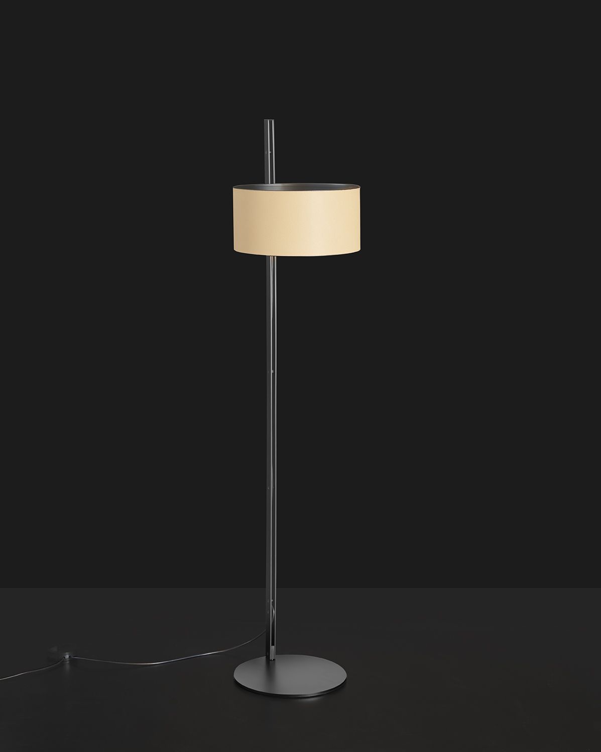 Parallel 396 Stehleuchte von Oluce: Moderne Stehlampe mit beigem Lampenschirm und schlankem, silberfarbenem Gestell.