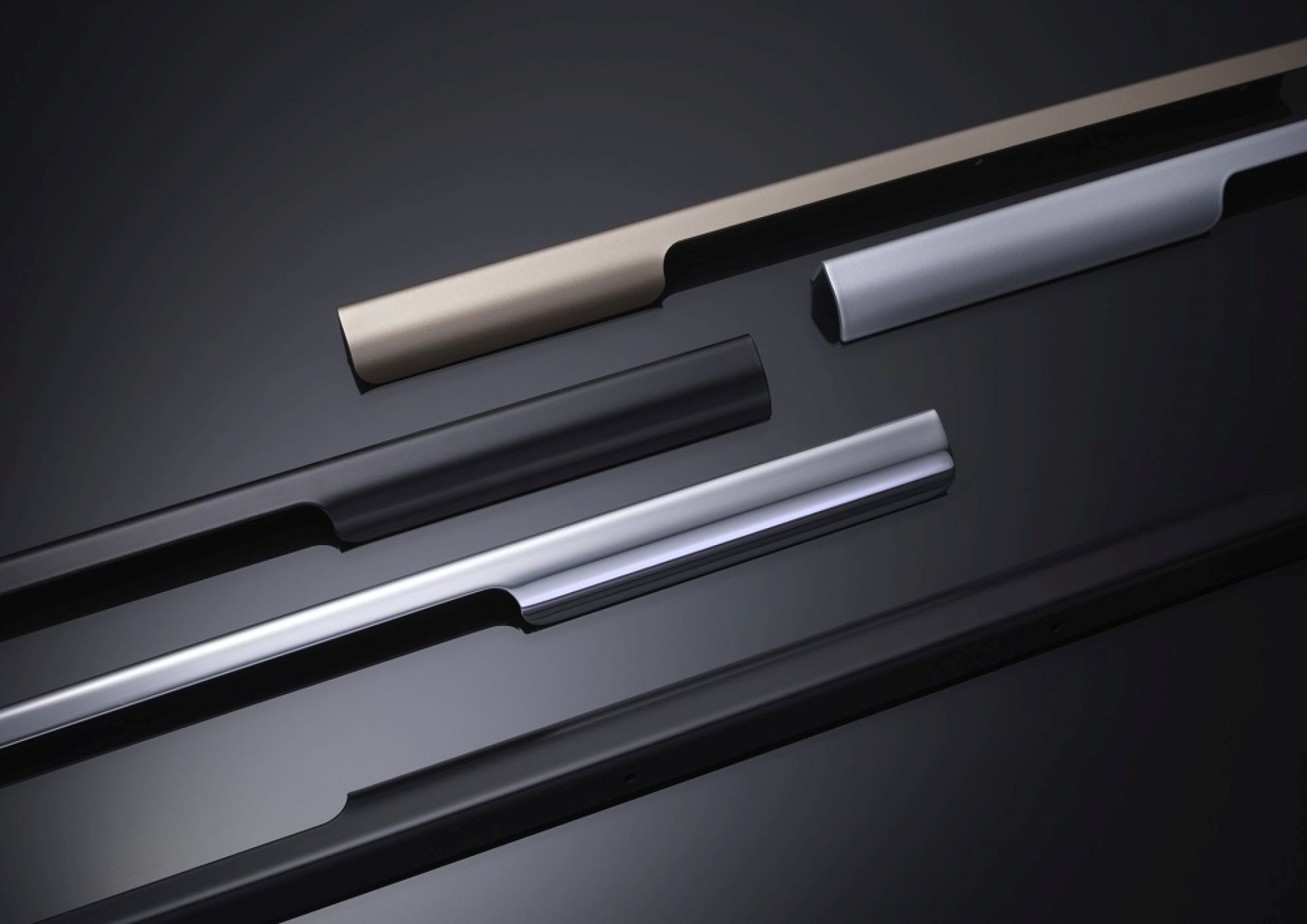 Detailaufnahme von Griffleisten in verschiedenen Farben für Müller Möbelfabrikation Schreibtische, z.B. T50 New Classic Line.