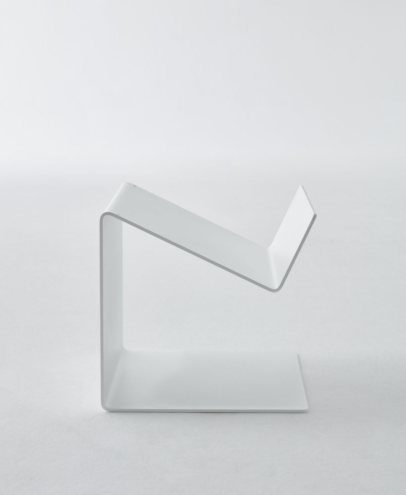 Weißer Buk Beistelltisch von Müller Möbelwerkstätten, minimalistisches Design, ideal als Nachttisch oder Ablage.