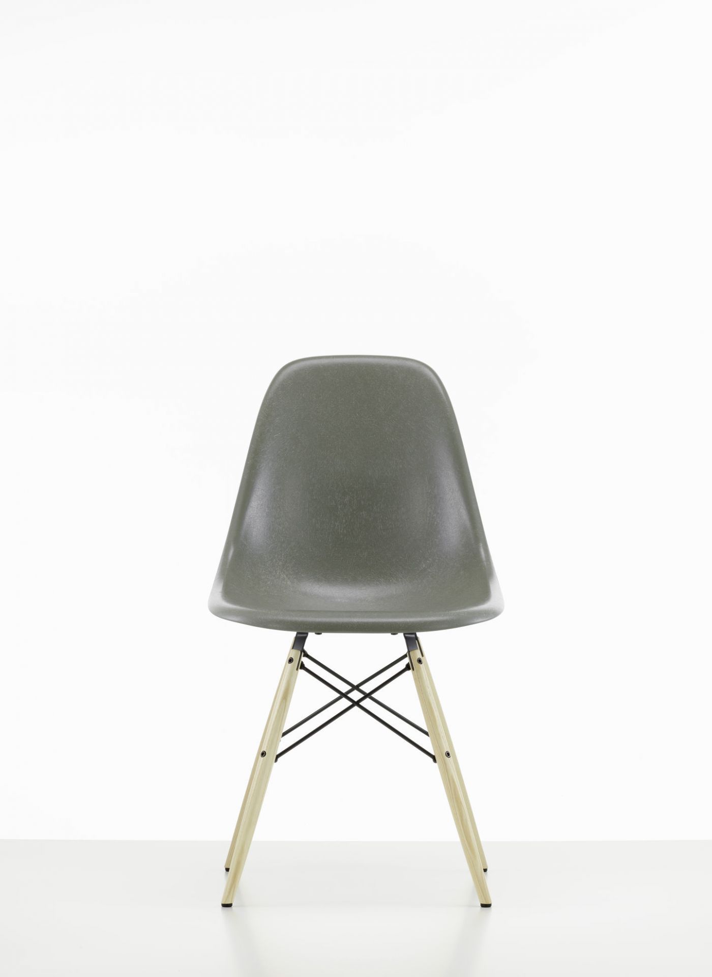Eames DSW Stuhl in Navy Blue mit honigfarbenem Eschenholzgestell. Designklassiker für Wohn- und Esszimmer.